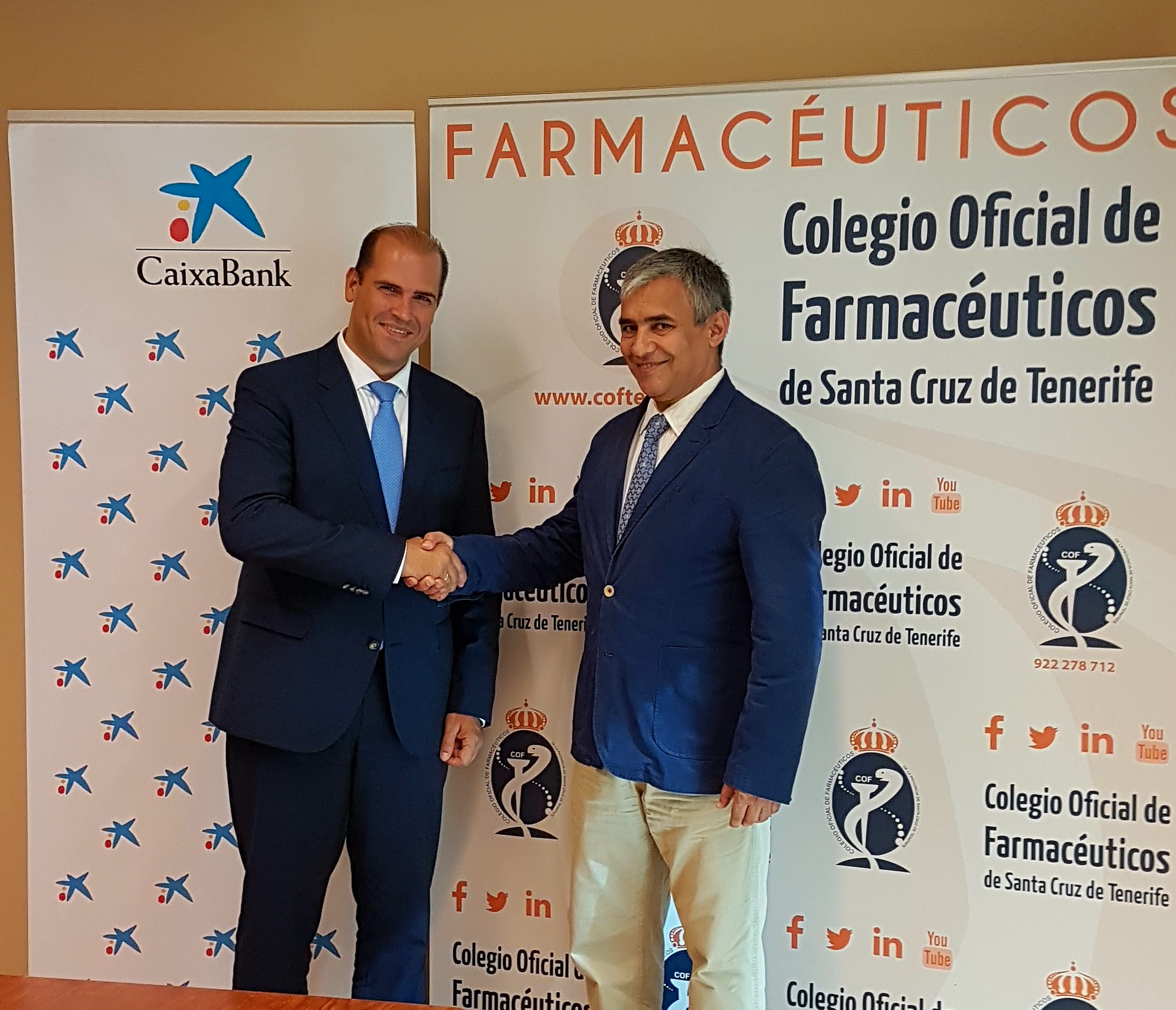 (De izda. a dcha.): Manuel Afonso, director territorial de CaixaBank en Canarias, y Guillermo R. Schwartz, presidente del Colegio Oficial de Farmacéuticos de Santa Cruz de Tenerife.