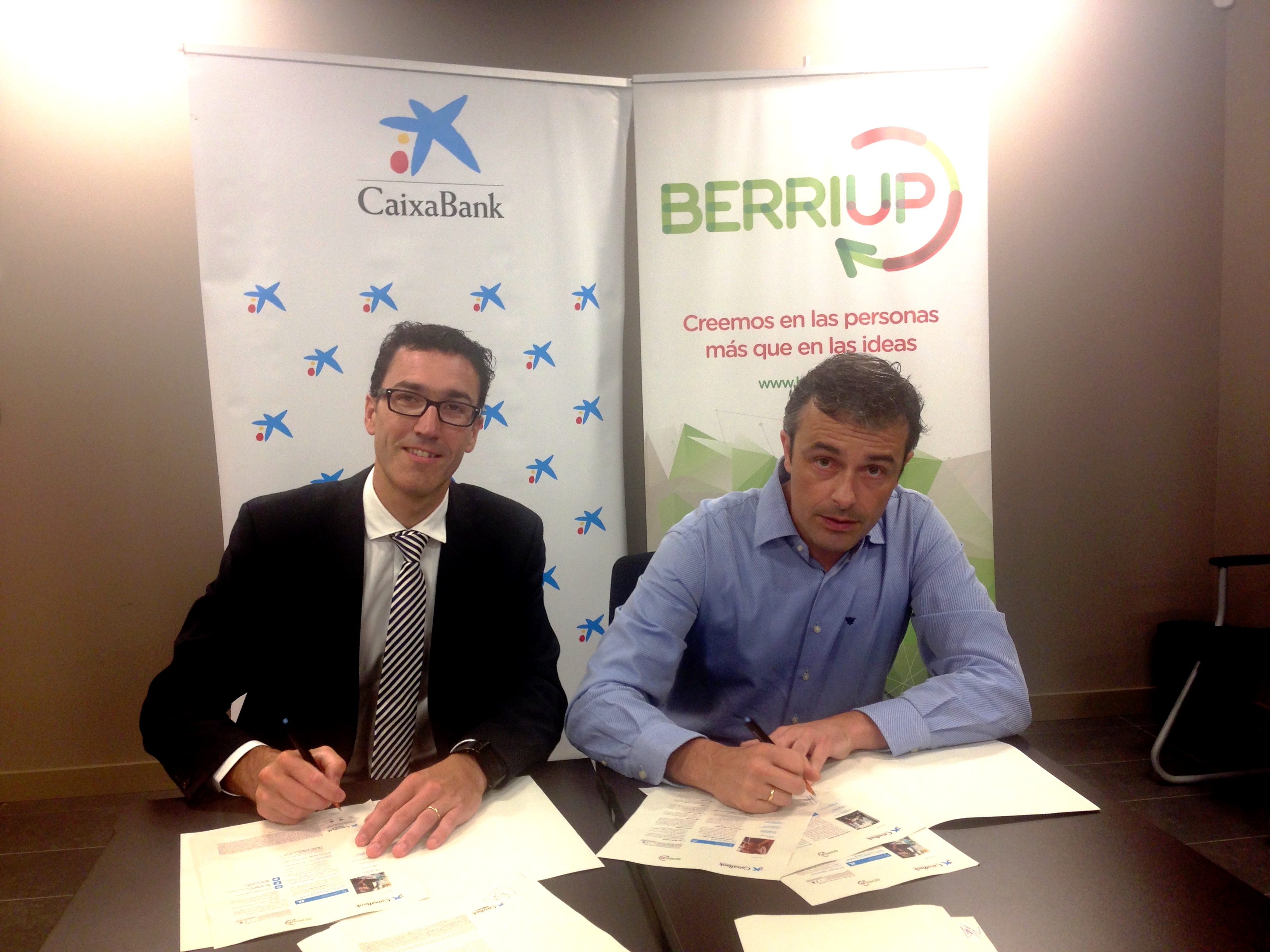 De izquierda a derecha: el director de banca de empresas y coordinador de emprendimiento de CaixaBank, Carlos Ruiz de Arcaute y el director de Berriup, Pedro Muñoz-Baroja