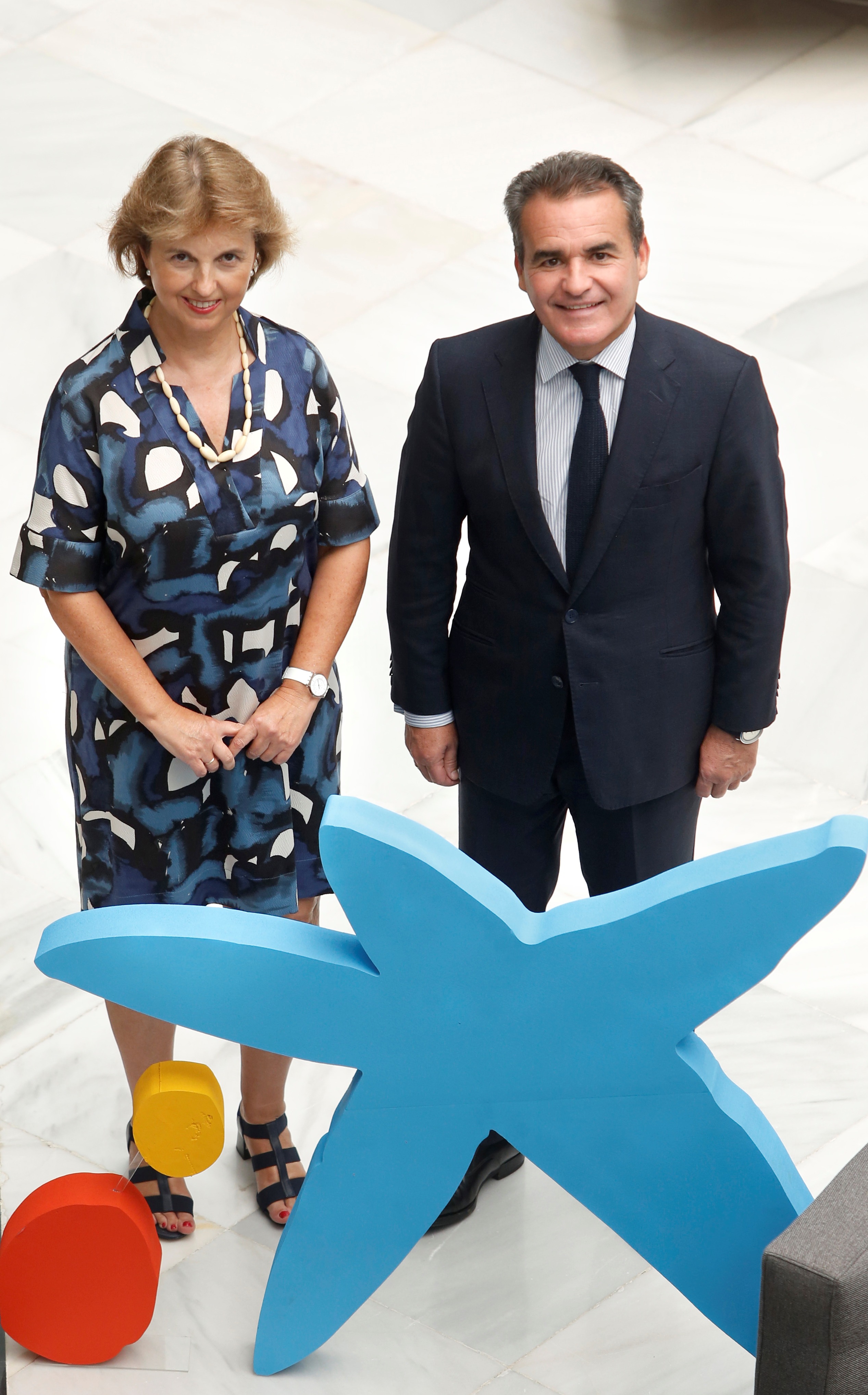 Rocío Medina Muñoz, presidenta ejecutiva de Grupo Medina, y Rafael Herrador, director territorial de CaixaBank en Andalucía