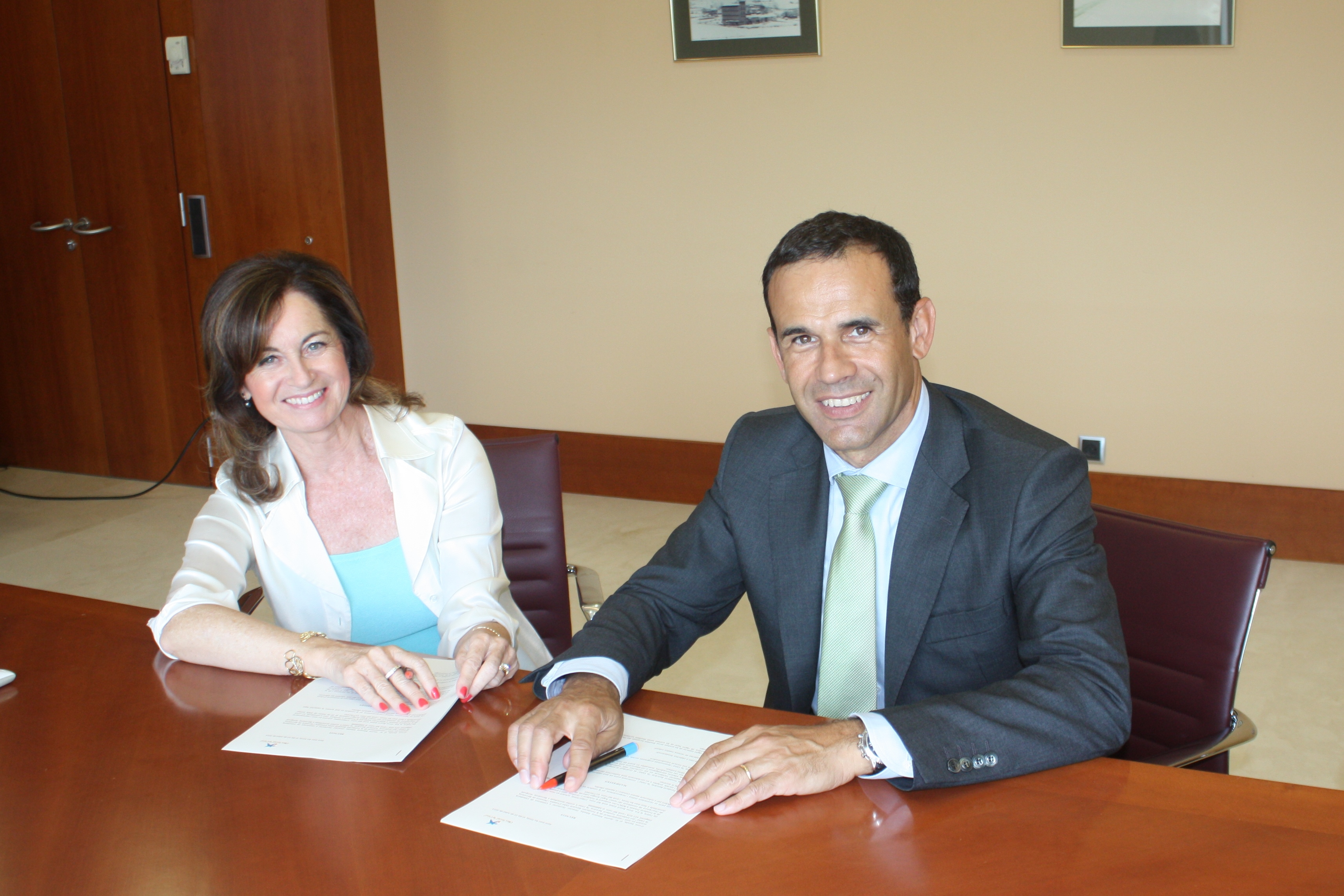 Anna Bosch, directora general de Noel Alimentaria, y Jaume Masana, director territorial de CaixaBank en Cataluña