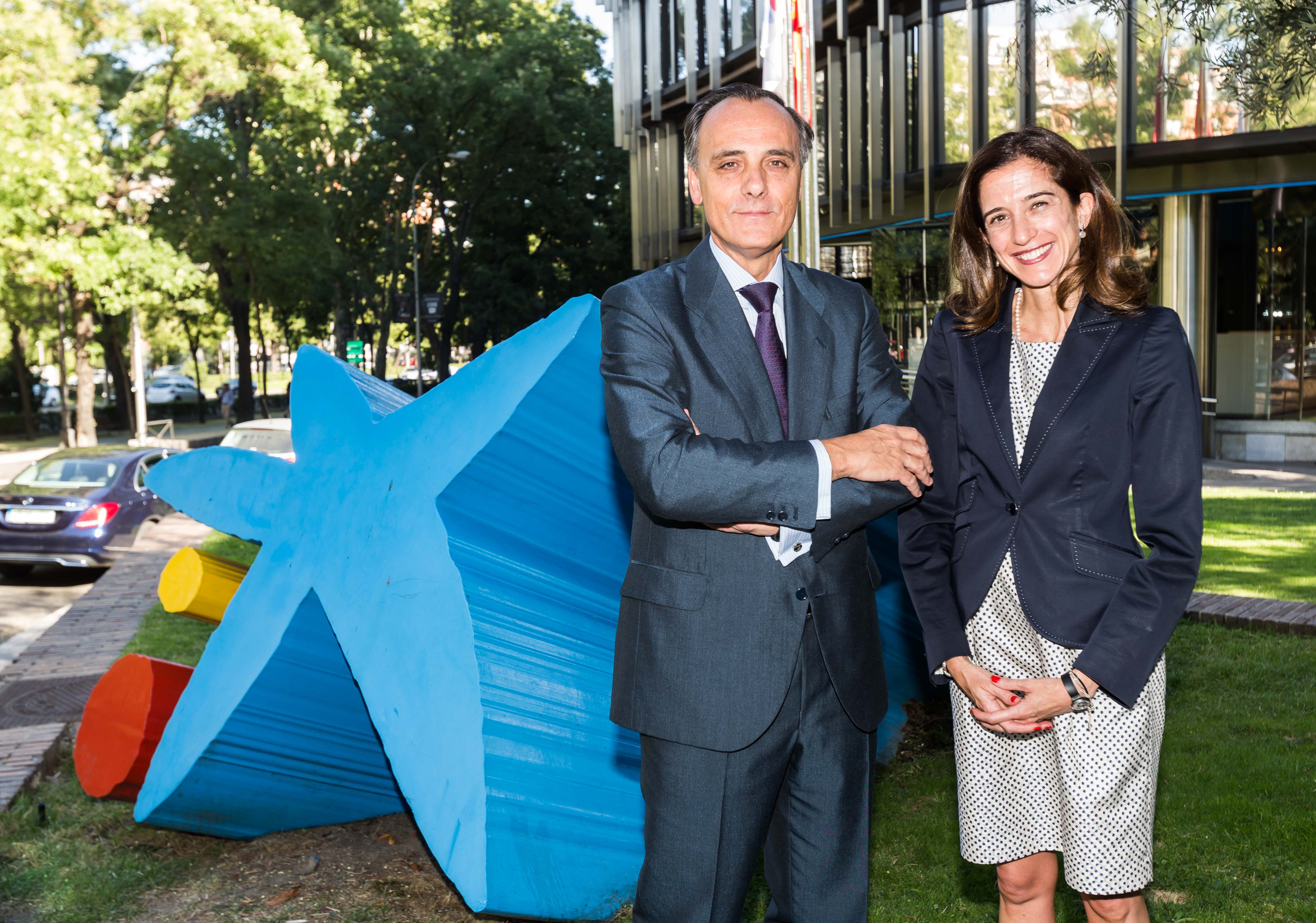 Inés Juste, directiva del Grupo Juste, y Juan Miguel Gandarias, director territorial de CaixaBank en Madrid