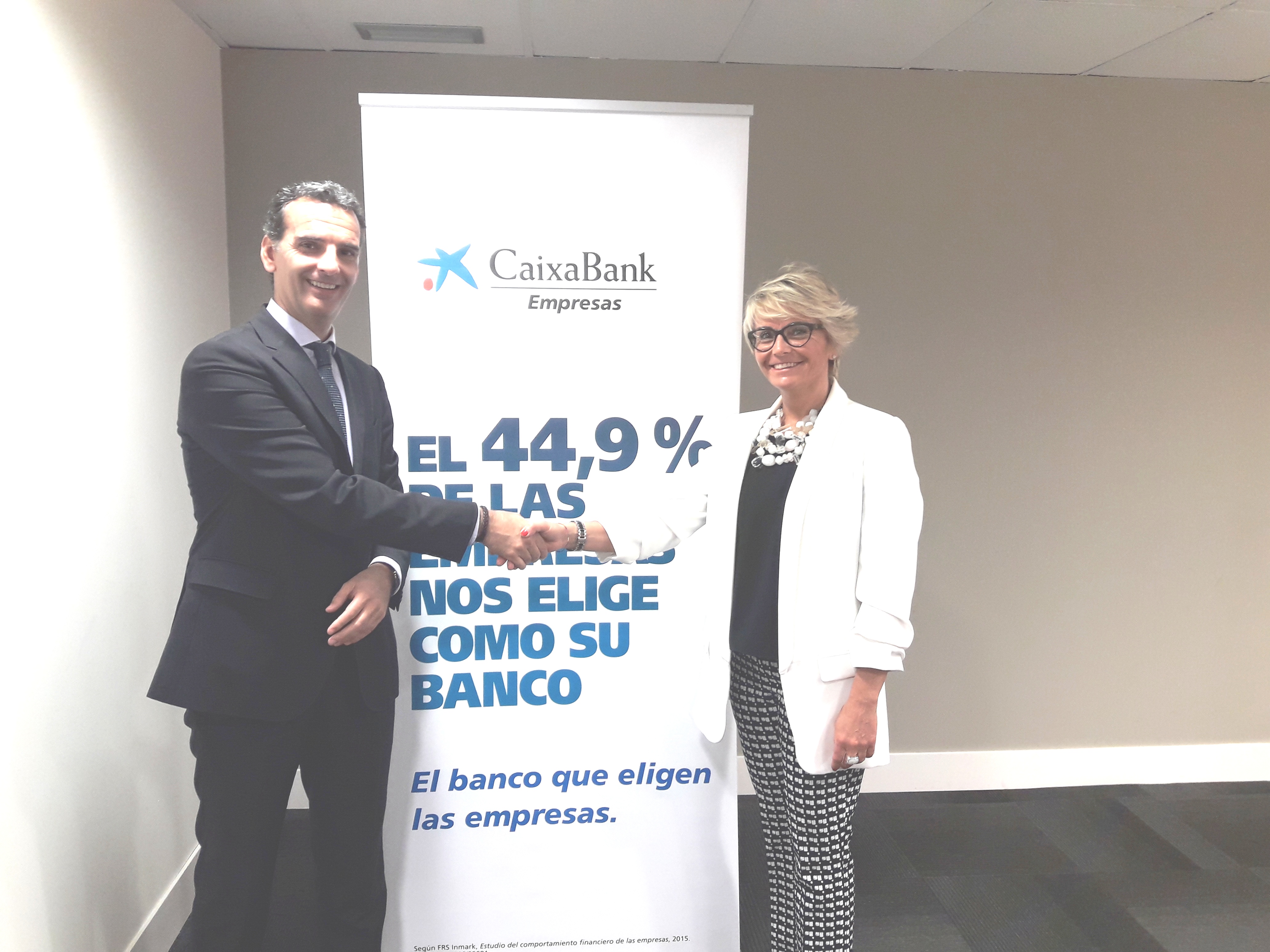 Silvia Ezquerra, presidenta de Talleres Ezquerra Seamers SL y Sommetrade SL, y José Luis Larríu, director de Banca de Empresas de CaixaBank en Navarra