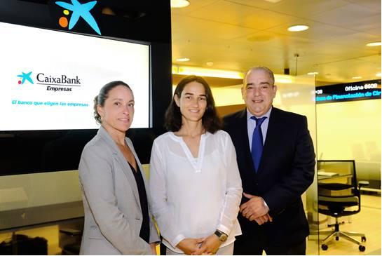 Representantes de CaixaBank junto a la finalista Isabel Vega, directora del Club Deportivo Marisma Wellness Center