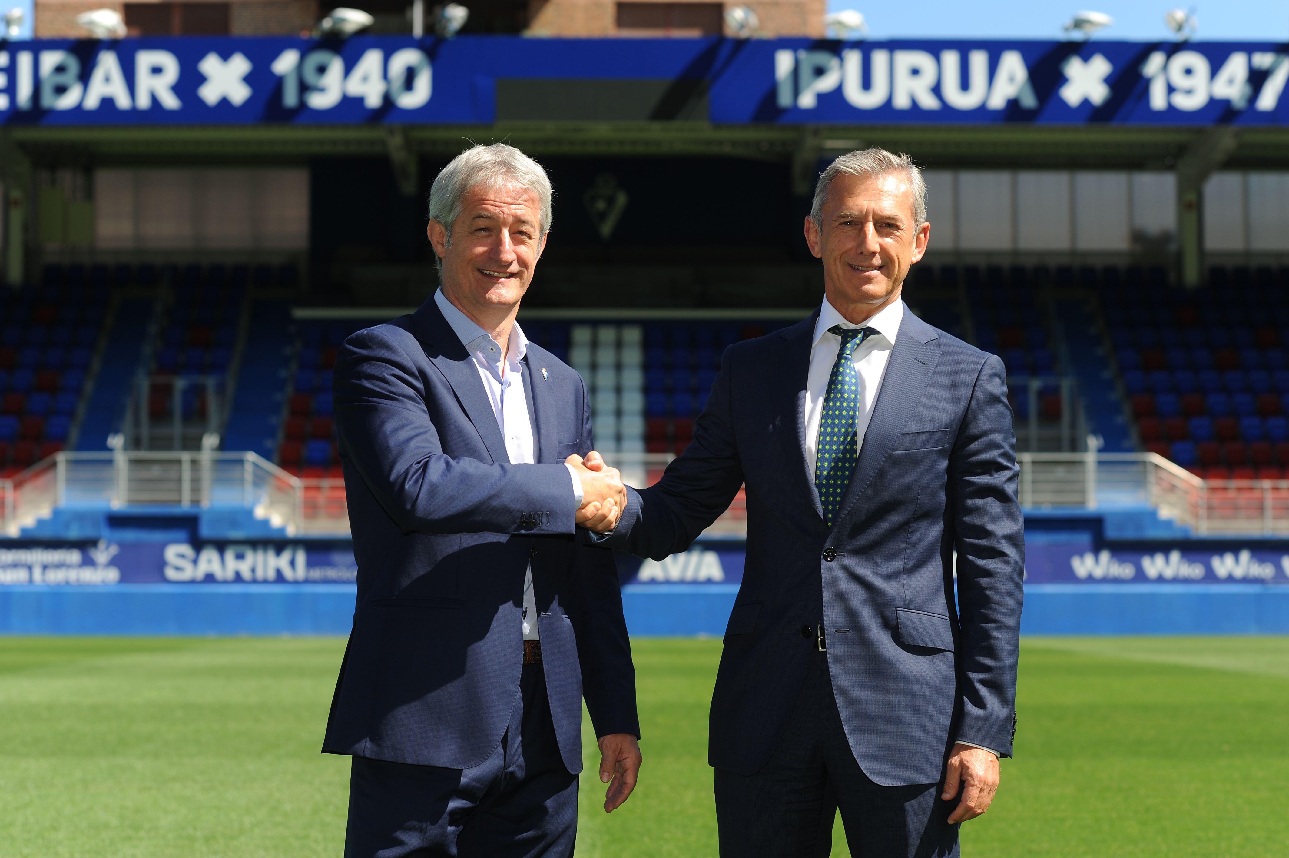 Joseba Unamuno, consejero de la SD Eibar, y Juan Pedro Badiola, director territorial de CaixaBank en el País Vasco y Cantabria