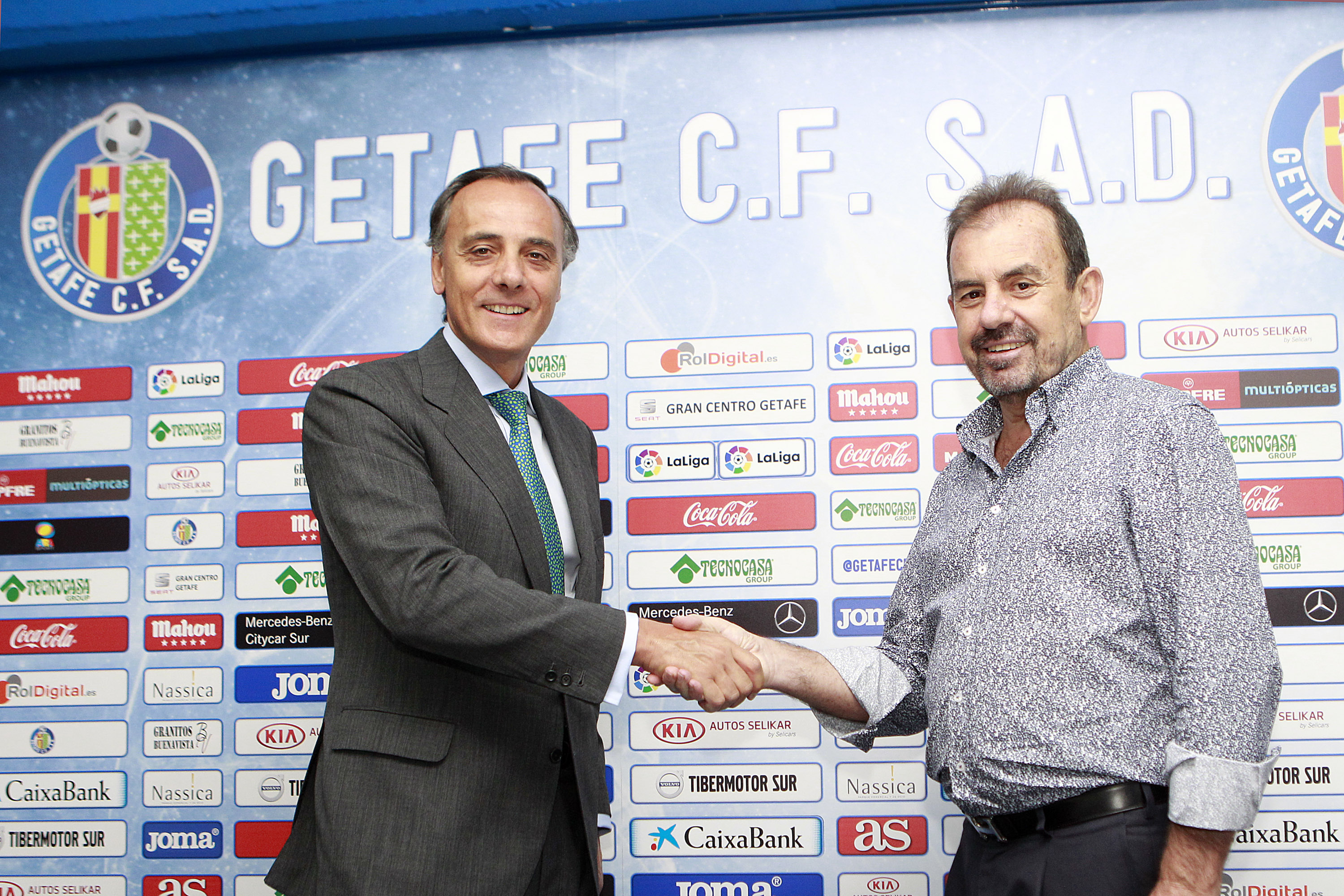 Juan Gandarias, director territorial de CaixaBank en Madrid, y Angel Torres, presidente del Getafe CF