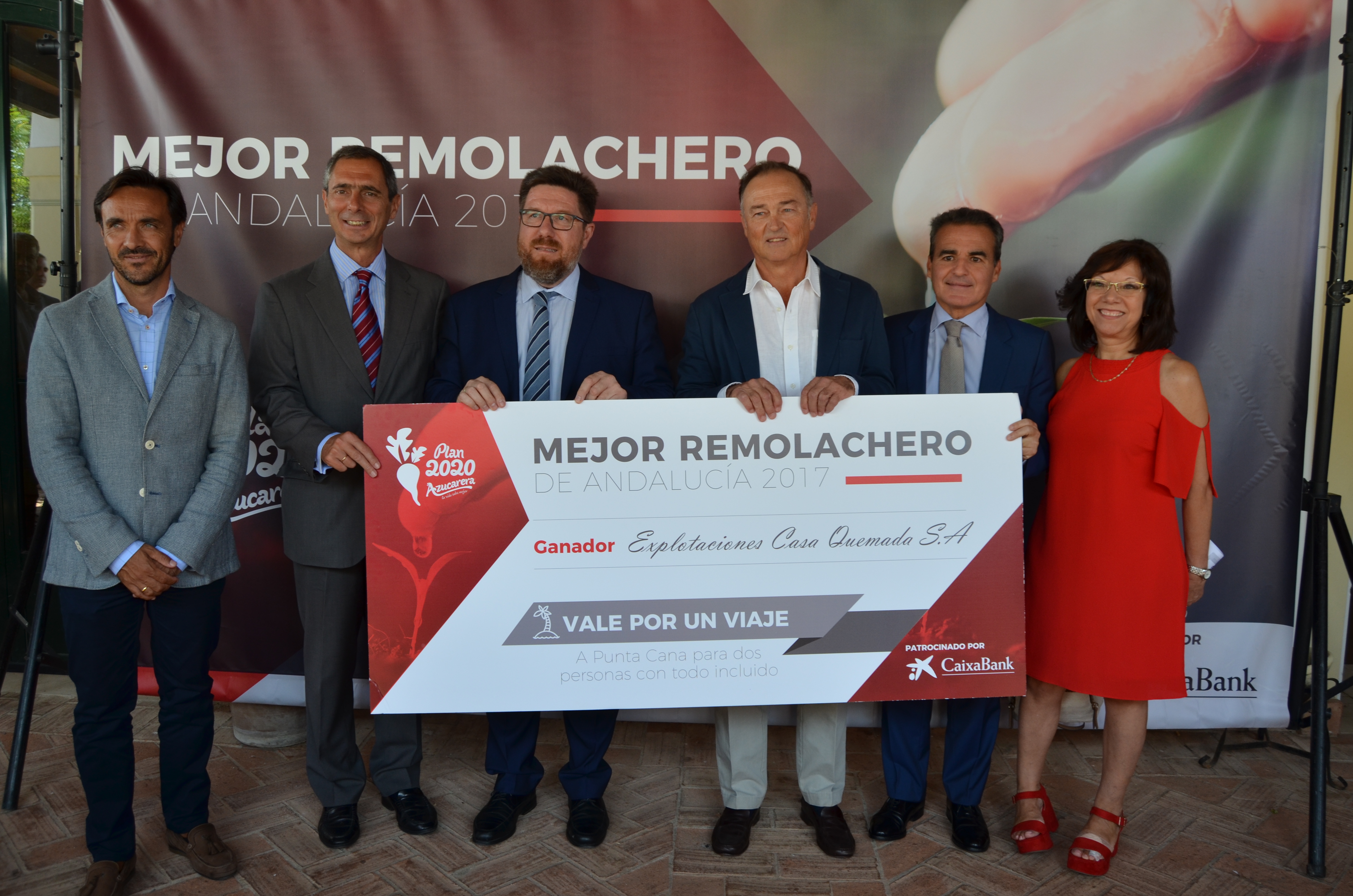 El ganador, Explotaciones Casa Quemada S.A, con el Premio al Mejor Remolachero de Andalucía 2017