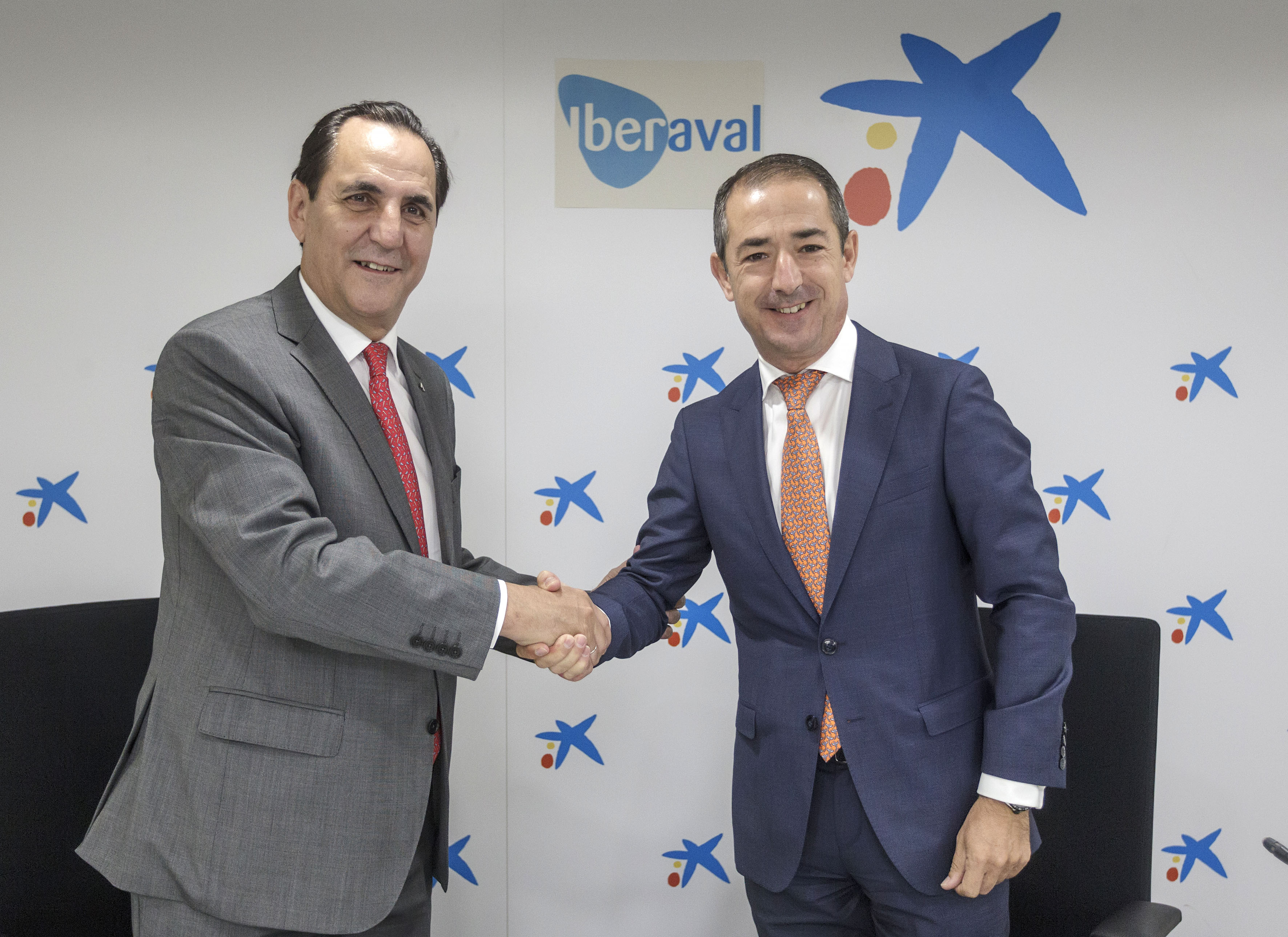 De izquierda a derecha: el presidente de Iberaval, José Rolando Álvarez, y el director territorial de CaixaBank en Castilla y León y Asturias, José Manuel Bilbao