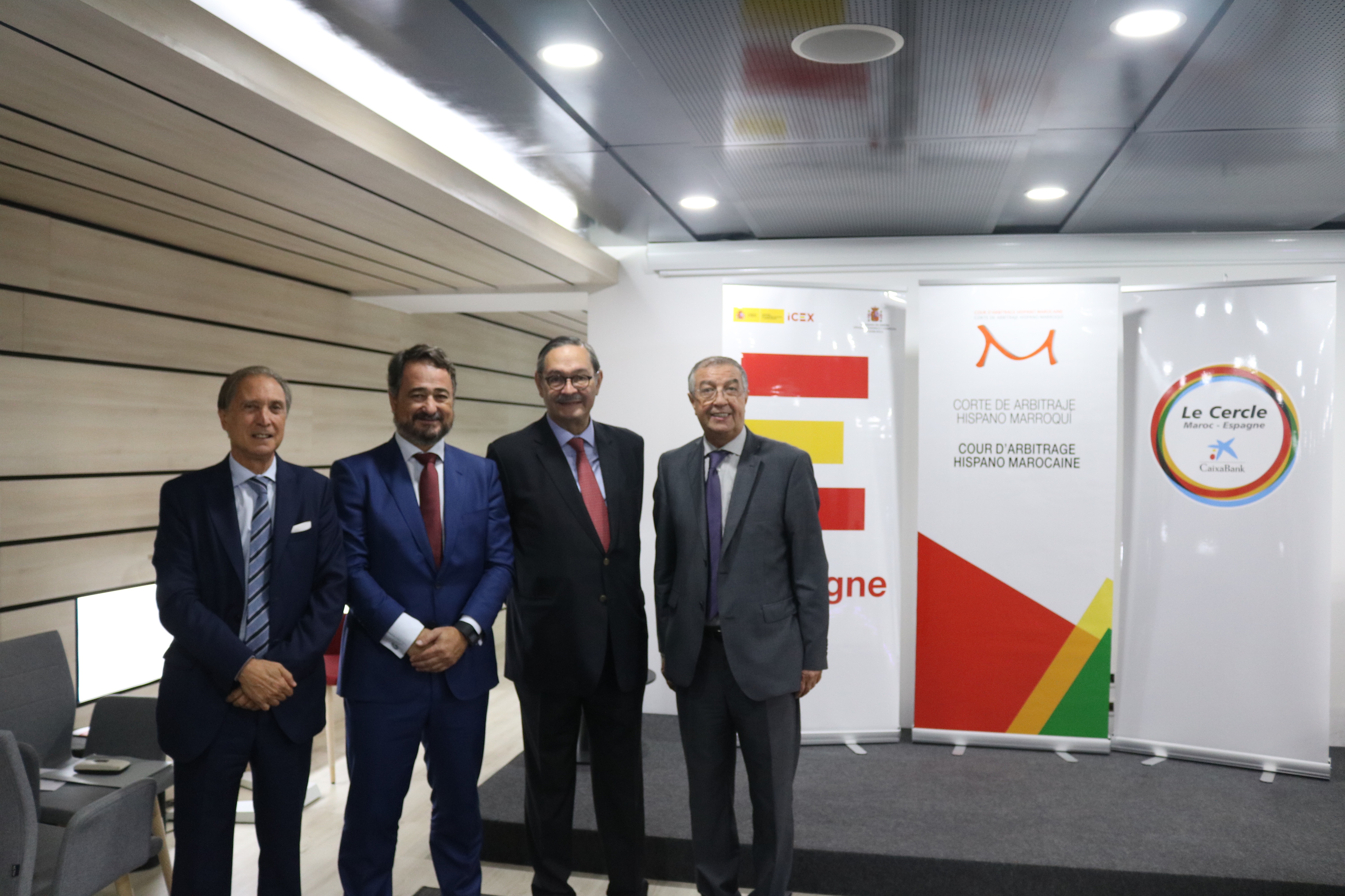 De Izquierda a derecha: Juan García, Presidente de la Cámara de Comercio de España en Casablanca; Javier Iscar, Presidente de la Corte Hispano Marroquí de Arbitraje; Ricardo Díez-Hochleitner,  Embajador de España en Marruecos; y Abdelmaleq Ouardighi, Abogado y miembro de la Corte Hispano Marroquí de Arbitraje