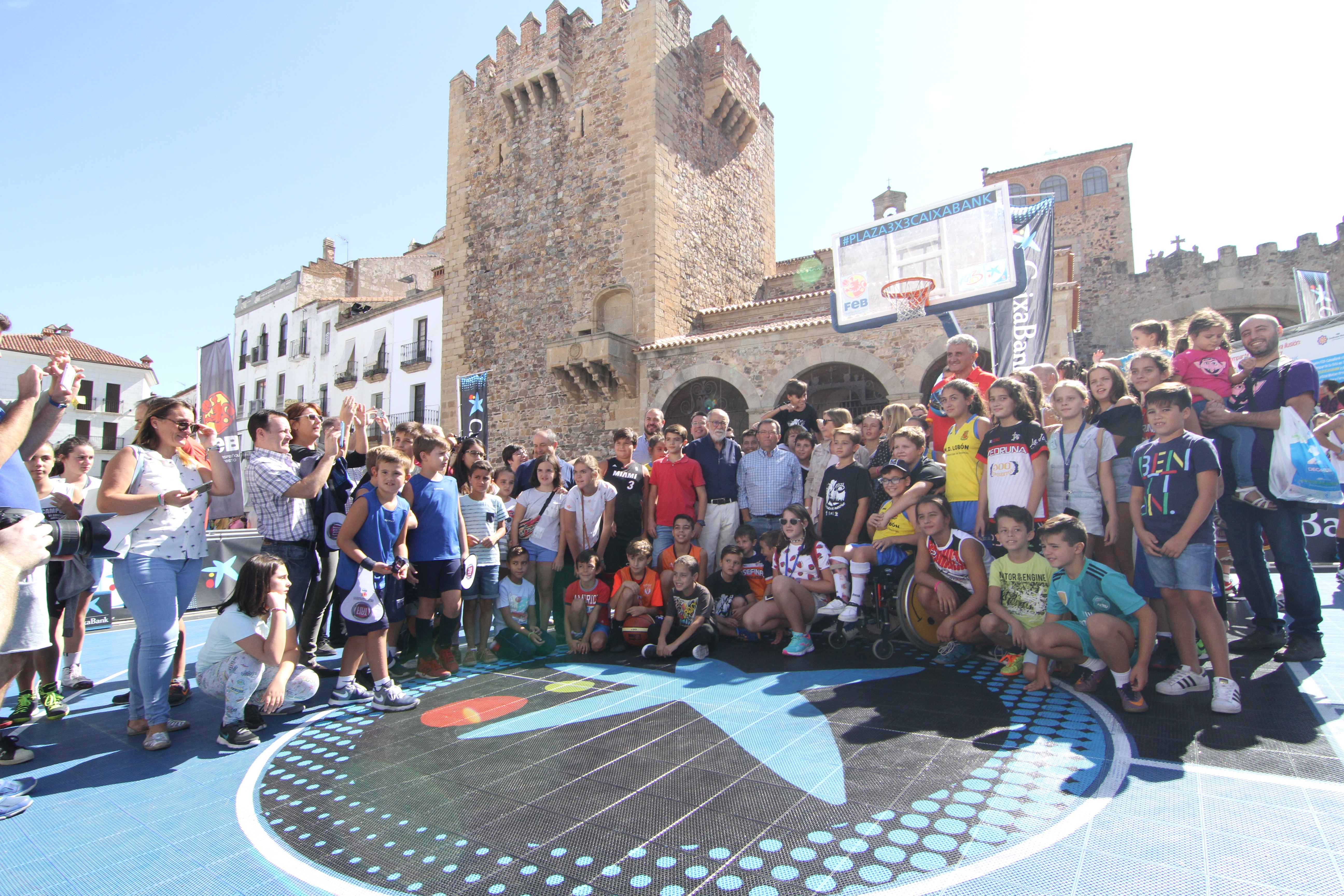Participantes del Circuito Plaza 3x3 CaixaBank en la Plaza Mayor de Cáceres