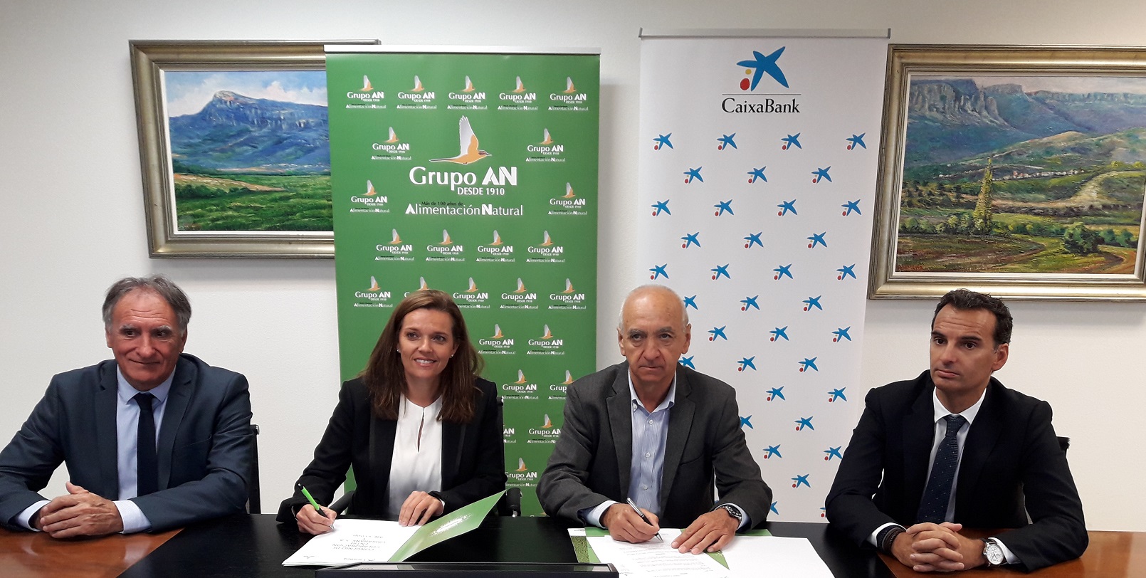 Firma del convenio entre CaixaBank y Grupo AN