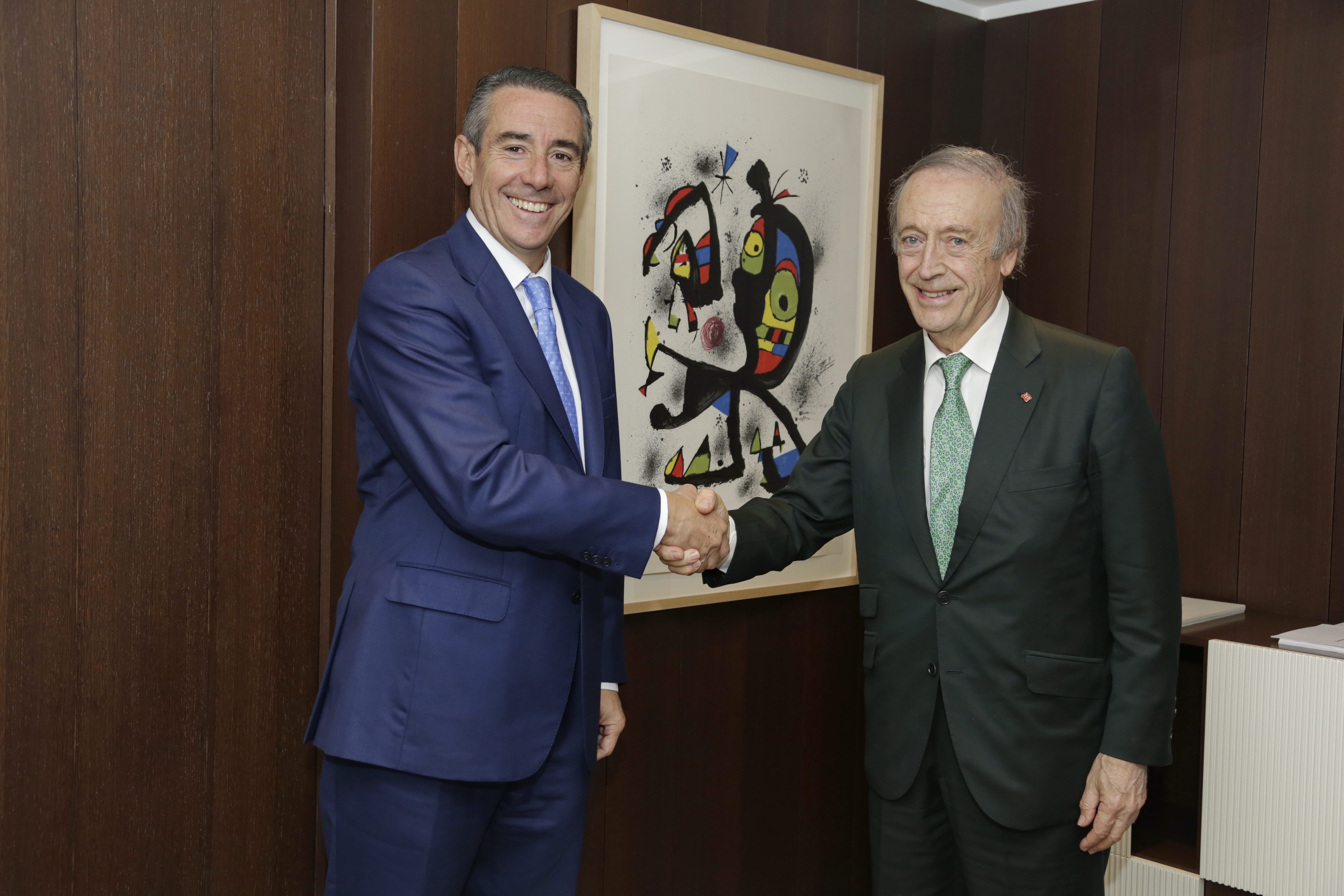 Juan Alcaraz, director general de CaixaBank, y Miguel A. Torres, presidente de la FEV