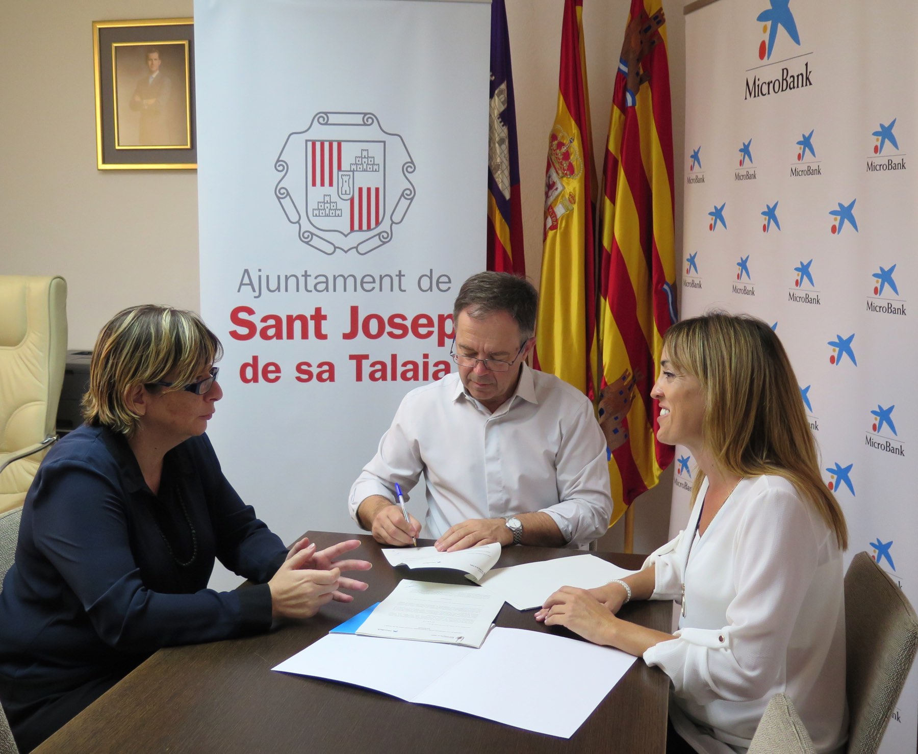 Firma del convenio del Ayuntamiento de Sant Josep de sa Talaia y MicroBank.
