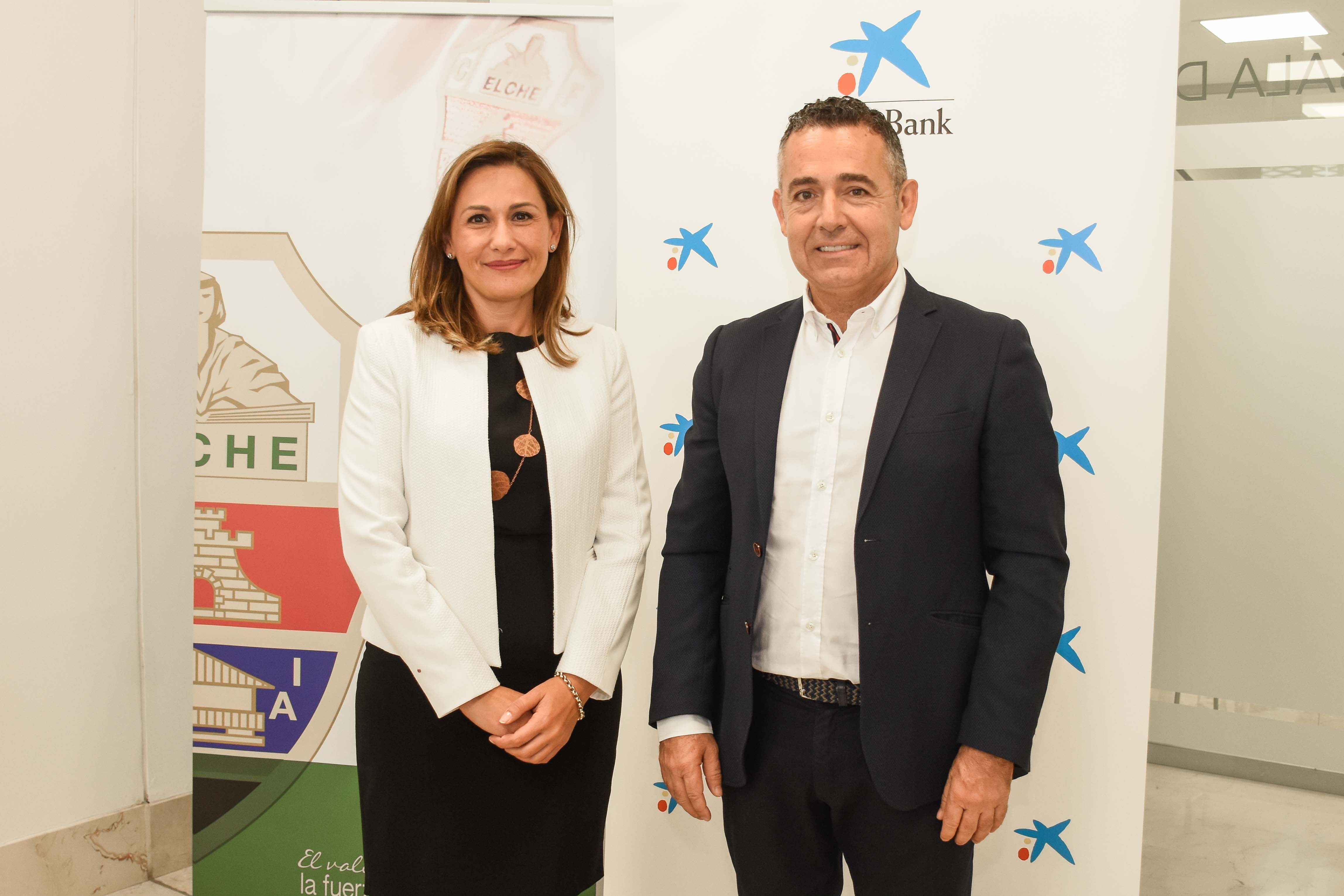 María Tomasa Rives, la directora de área de negocio de CaixaBank en Elche, y el presidente del Elche CF, Diego García.