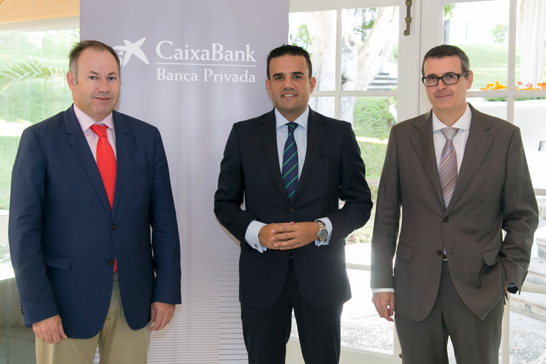 (D’esquerra a dreta): Silverio Agea, director General de l’Associació Espanyola de Fundacions; Miguel Ángel García, director de la Territorial de Banca Privada i Premier de CaixaBank a Canàries; i Jordi Casajoana, director de Col·lectius de Valor i Filantropia de CaixaBank Banca Privada.