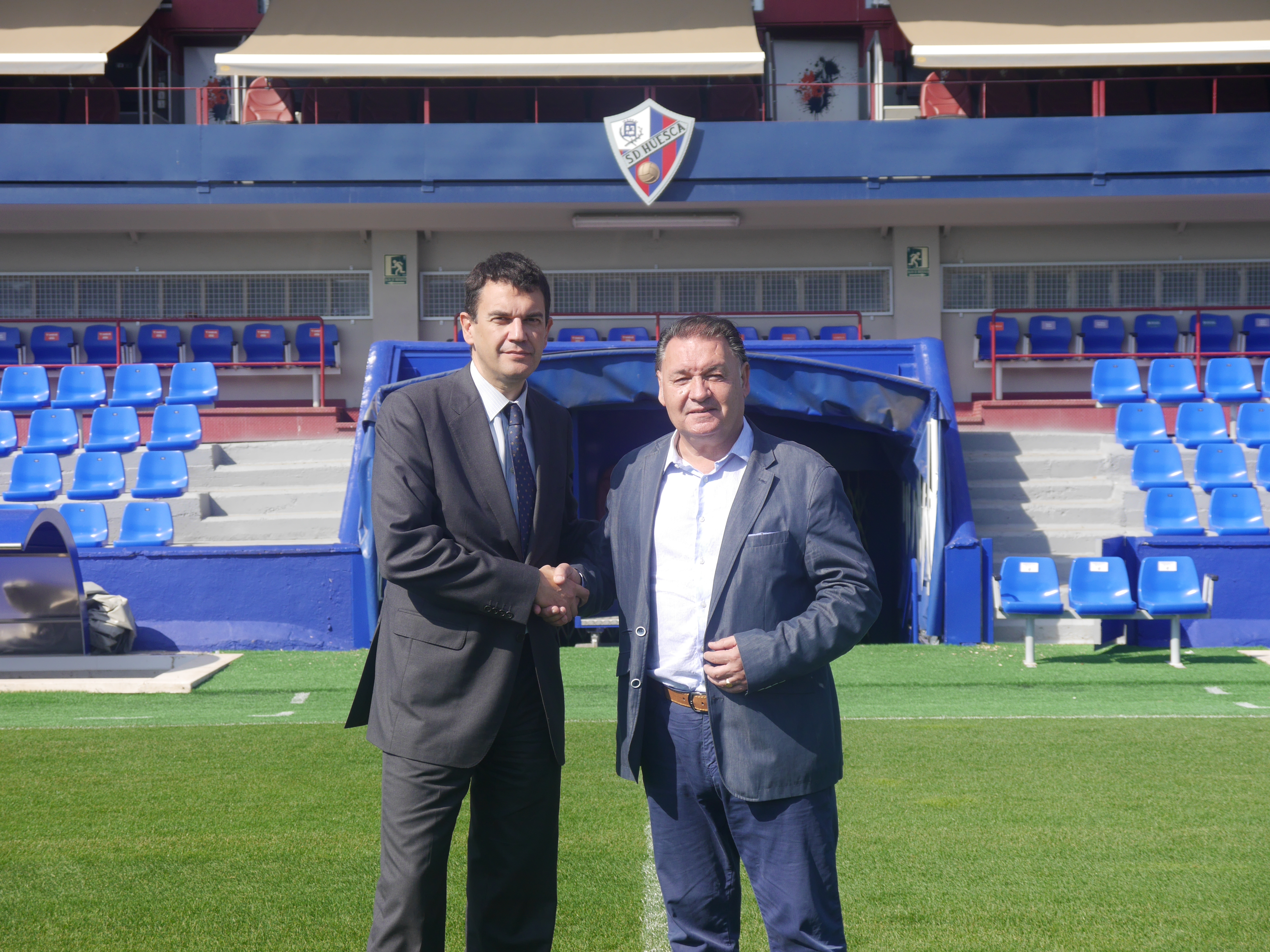 El director del área de Negocio de CaixaBank en Huesca, Carlos Lacosta, y el Presidente de la SD Huesca, Agustín Lasaosa.