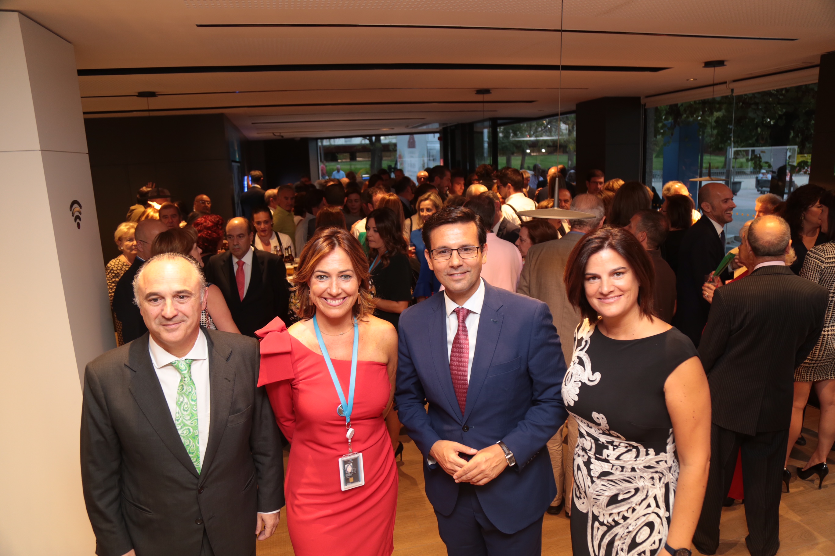 El alcalde de Granada, Francisco Cuenca, fue el encargado de inaugurar la oficina junto al director territorial de CaixaBank, Juan Ignacio Zafra. En la instantánea aparecen acompañados de Mar Porcel, directora de Área de Negocio y Cristina Fernández, directora de la nueva oficina