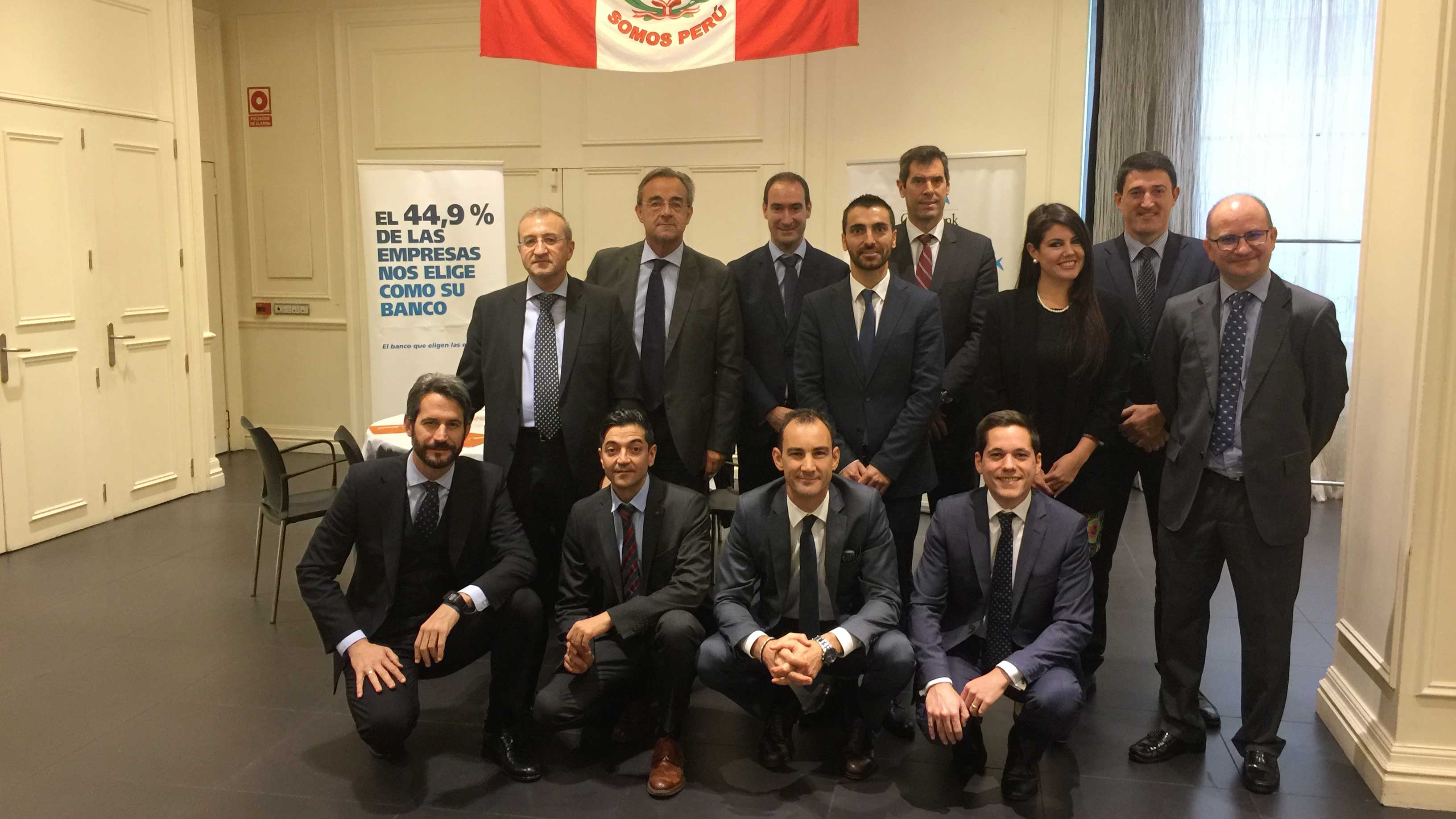 De izquierda a derecha: Arriba: Jesus Perez, Virgilio Taberner, Carlos Lafuente, Gonzalo Gómez, oficina representación de Marruecos, Jose Mª Segurola, oficina representación Sudáfrica, Caterina Escrig, oficina representación Perú, Jose Manuel Alejos y Tomas Collado. Abajo Carlos Sánchez, Raúl Palomero, Pablo Perez, oficina representación de Argelia y Carlos del Molino, oficina representación Chile.
