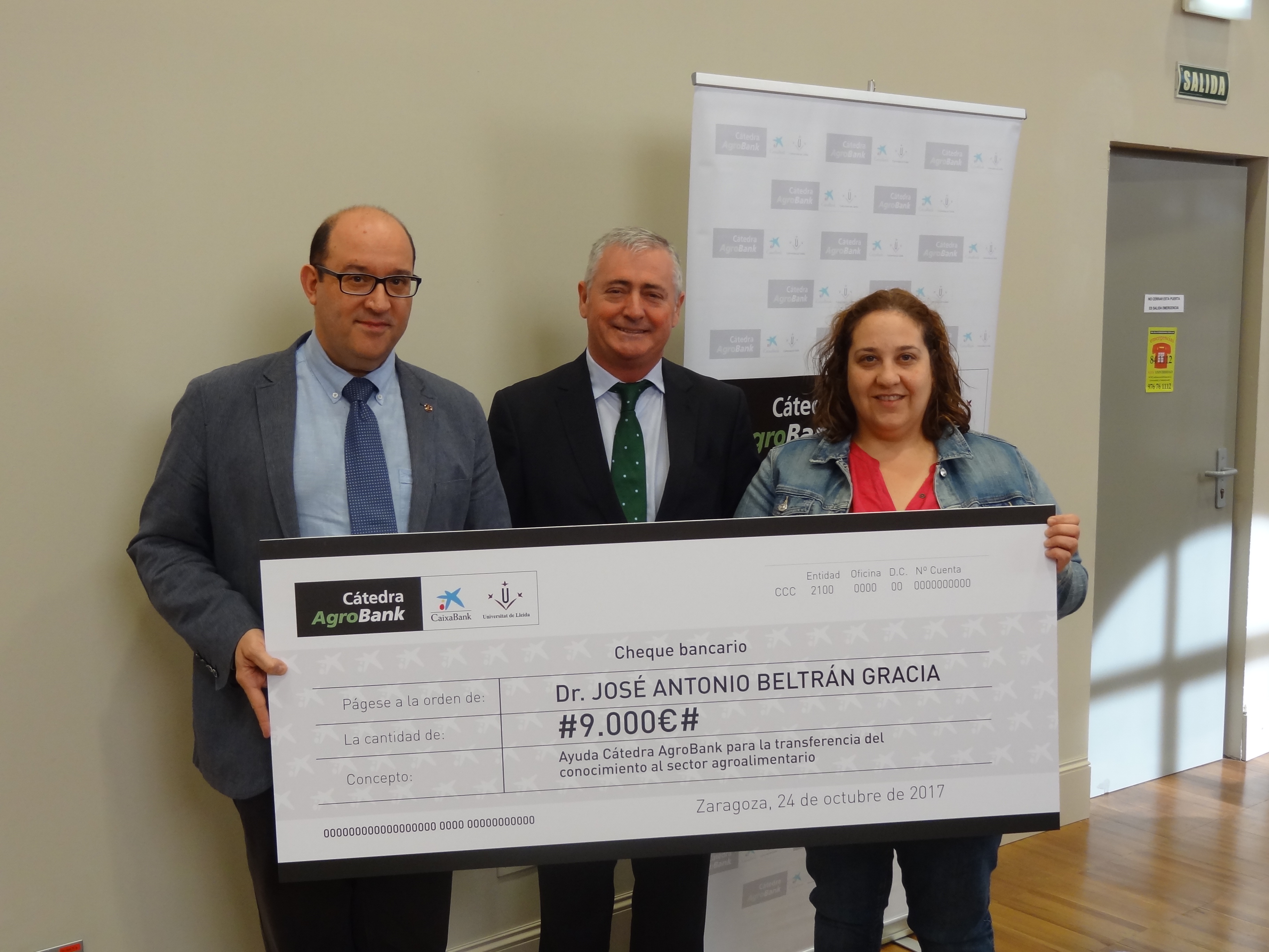 La cátedra AgroBank entrega el premio valorado en 9.000 euros a José Antonio Beltrán