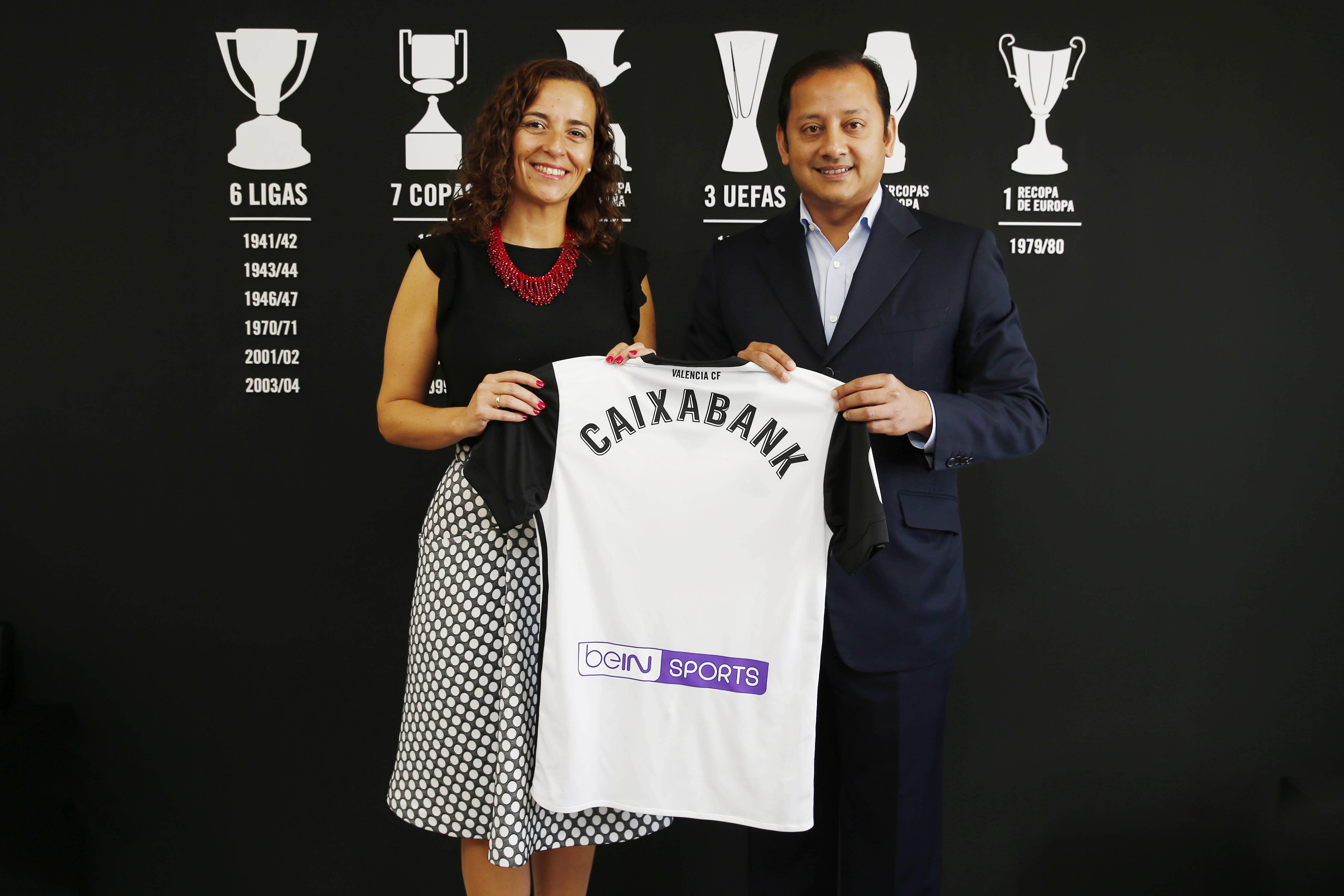 Anil Murthy, presidente del Valencia CF, y Beatriz Alventosa, directora comercial de CaixaBank en la Comunitat Valenciana