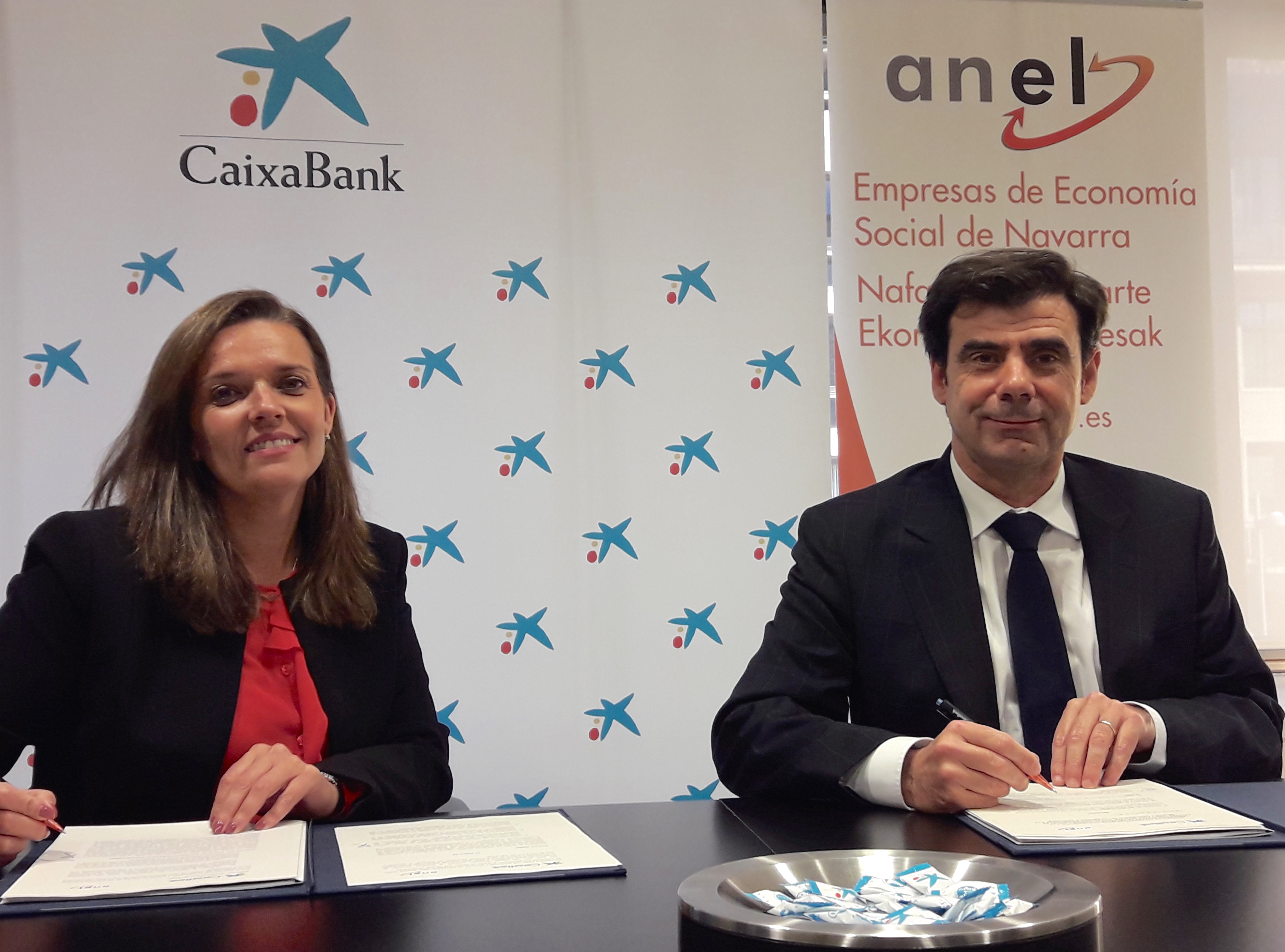 La directora territorial de CaixaBank en Navarra, Ana Díez Fontana y el presidente de ANEL, Ignacio Ugalde