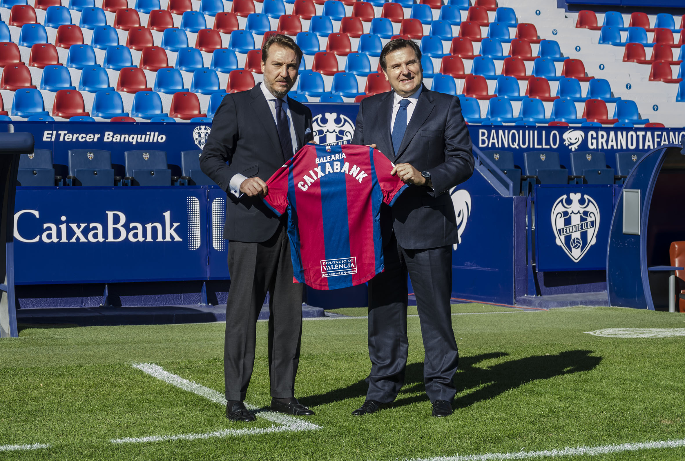 El presidente del Levante UD, Quico Catalán, y el director comercial de CaixaBank en la Comunitat Valenciana, Felipe Pulido.