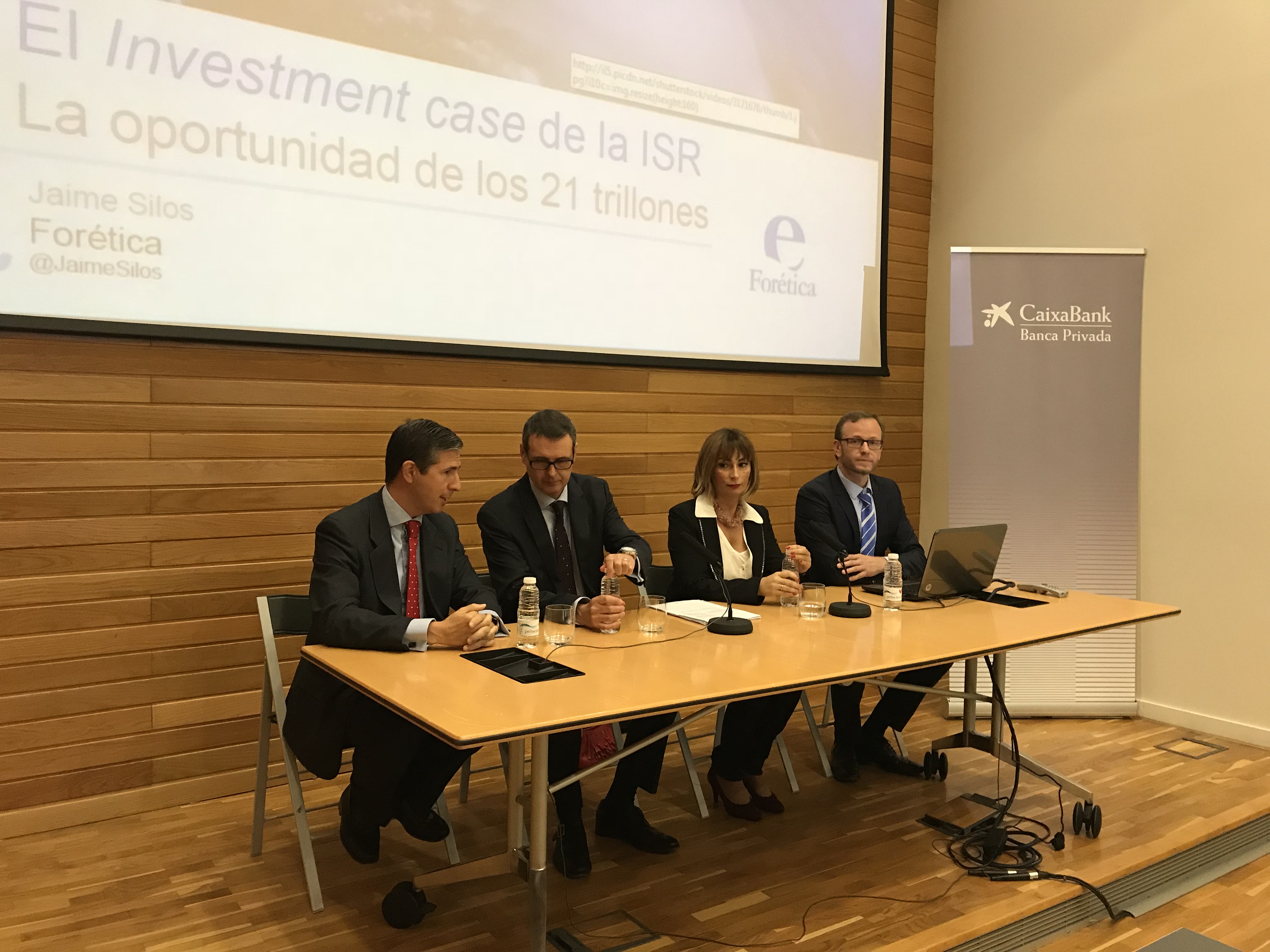 De izquierda a derecha: Jaime Silos, director de desarrollo corporativo de Forética; Jordi Casajoana, director del departamento de colectivos de valor y filantropía de CaixaBank; Elena Cortes, directora de Banca Privada y Premier de la dirección territorial de CaixaBank en Aragon y la Rioja y Andres Aguirre, director del centro Banca Privada CaixaBank en Aragon y La Rioja.