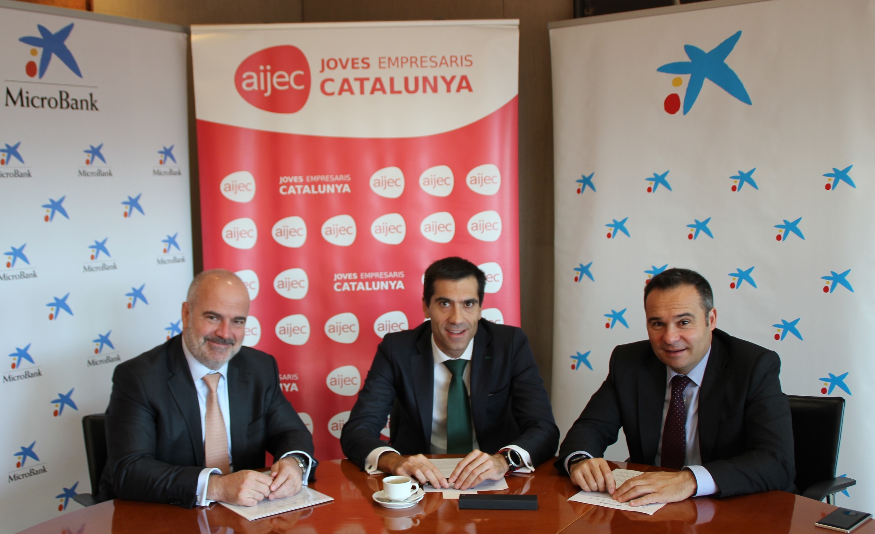Momento durante la firma del convenio de colaboración entre la AIJEC y MicroBank.