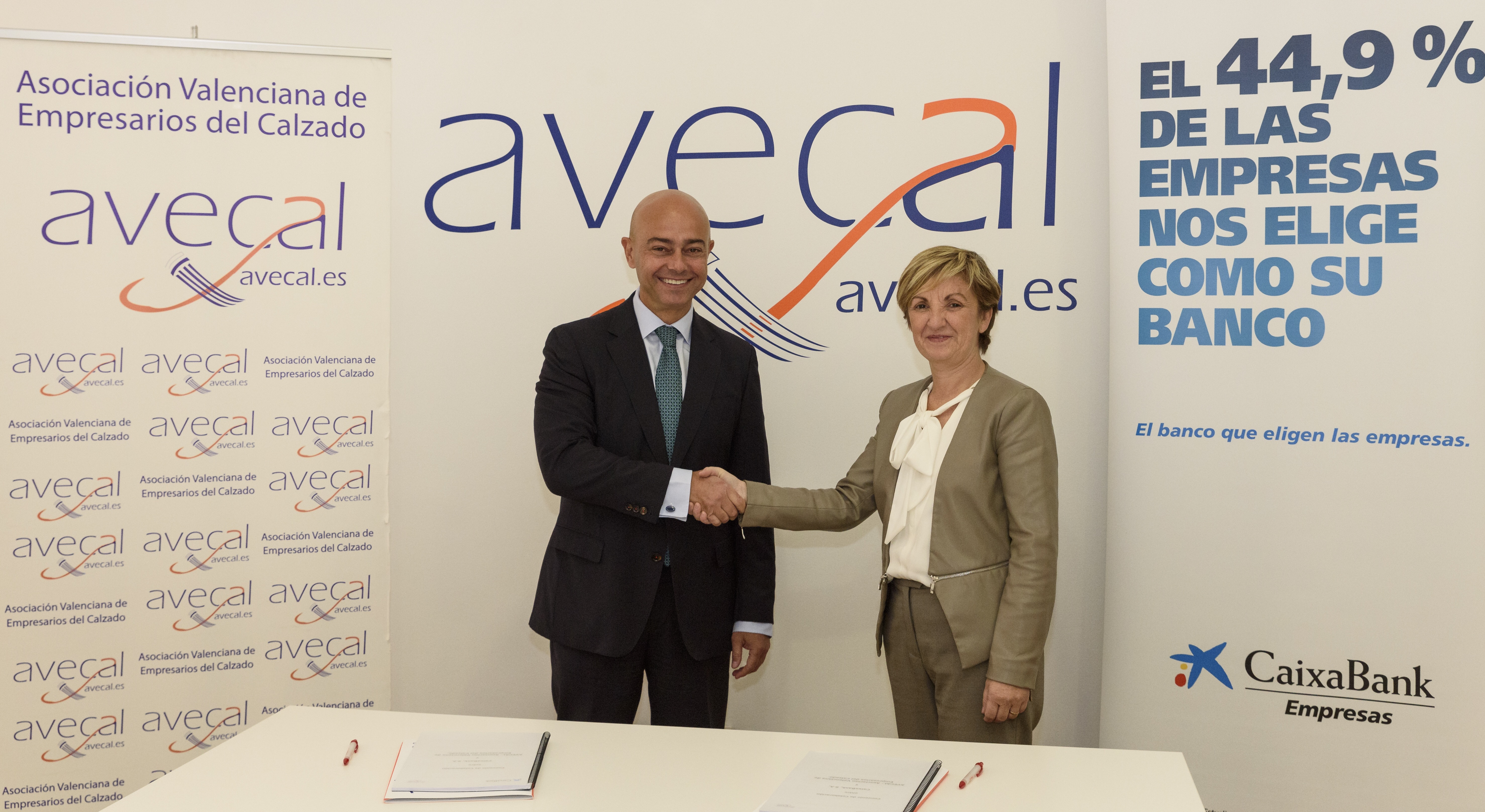 El director de empresas de CaixaBank en la Comunitat Valenciana, Bernardino Gosp, y la presidenta ejecutiva de AVECAL, Marián Cano, ratifican el convenio de colaboración entre ambas entidades