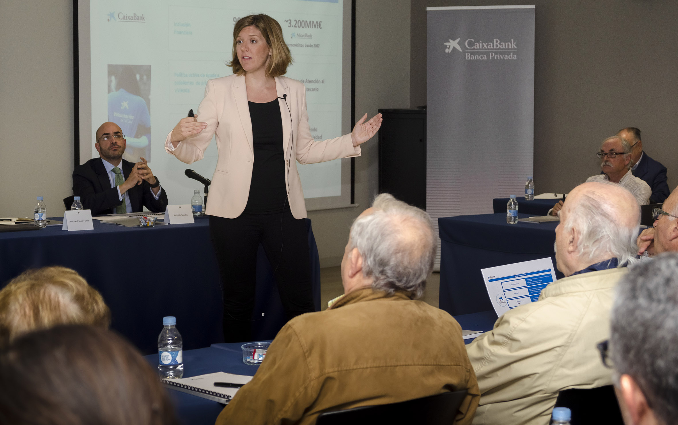 Meritxell Soler, directora de Relación con Accionistas de CaixaBank durante el encuentro celebrado en Valencia