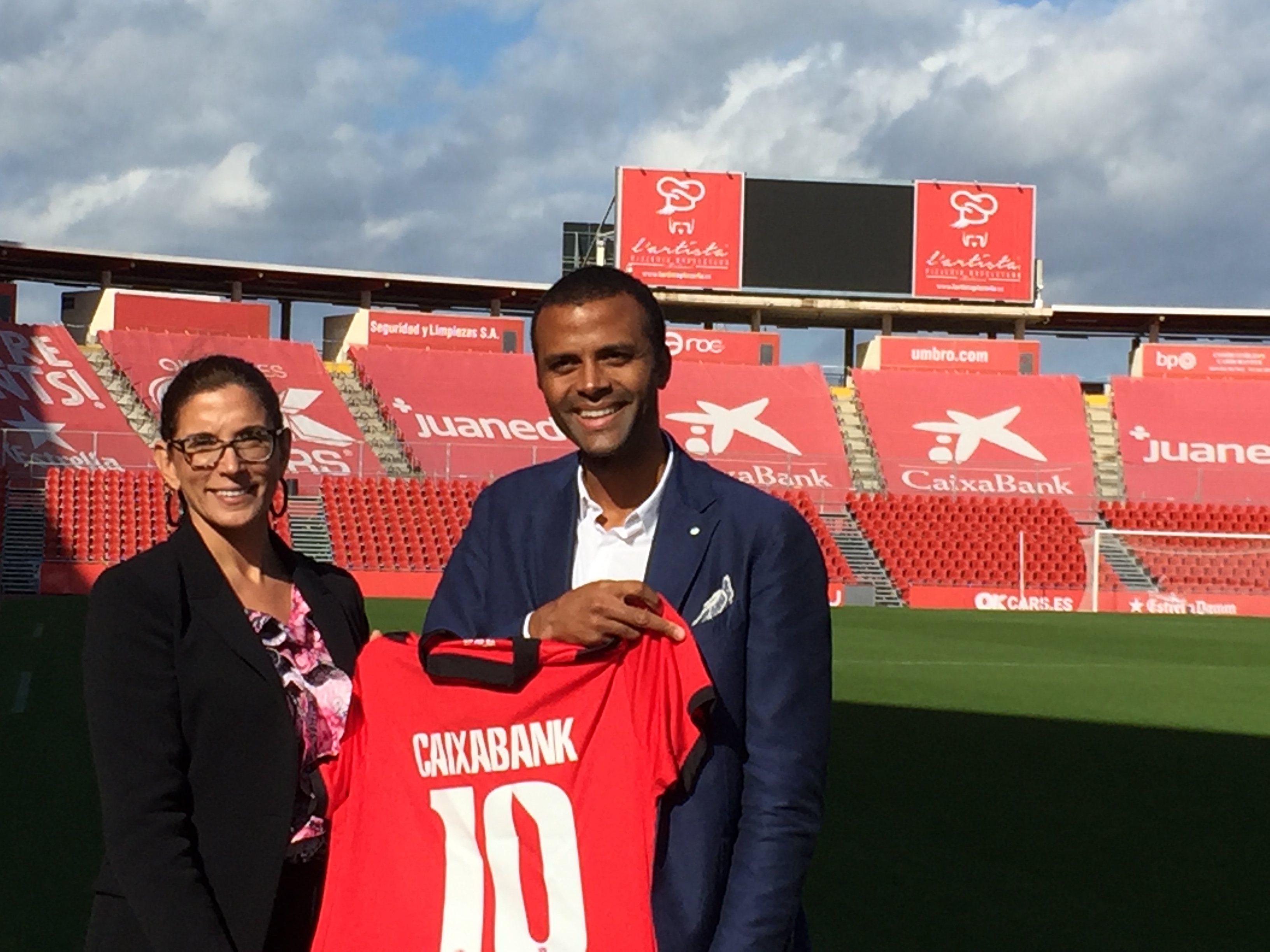 María Alsina, directora territorial de CaixaBank a Balears, i Maheta Molango, conseller delegat del RCD Mallorca