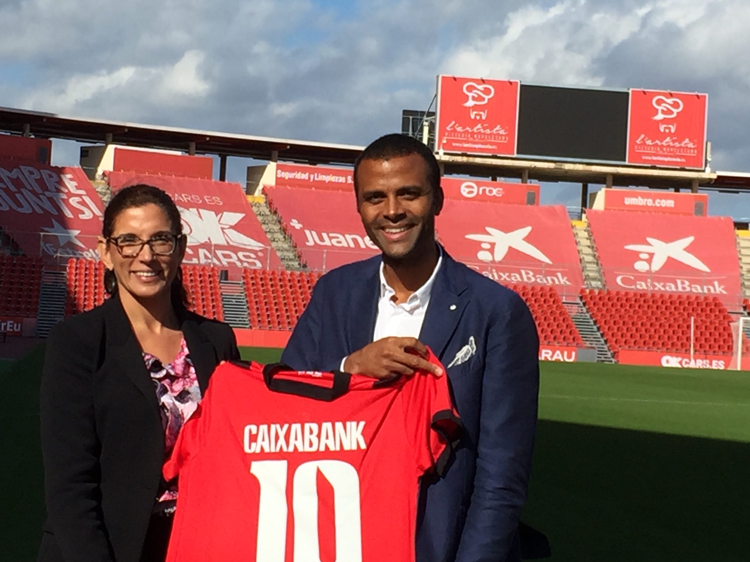 María Alsina, directora territorial de CaixaBank en Baleares, y Maheta Molango, consejero delegado del RCD Mallorca