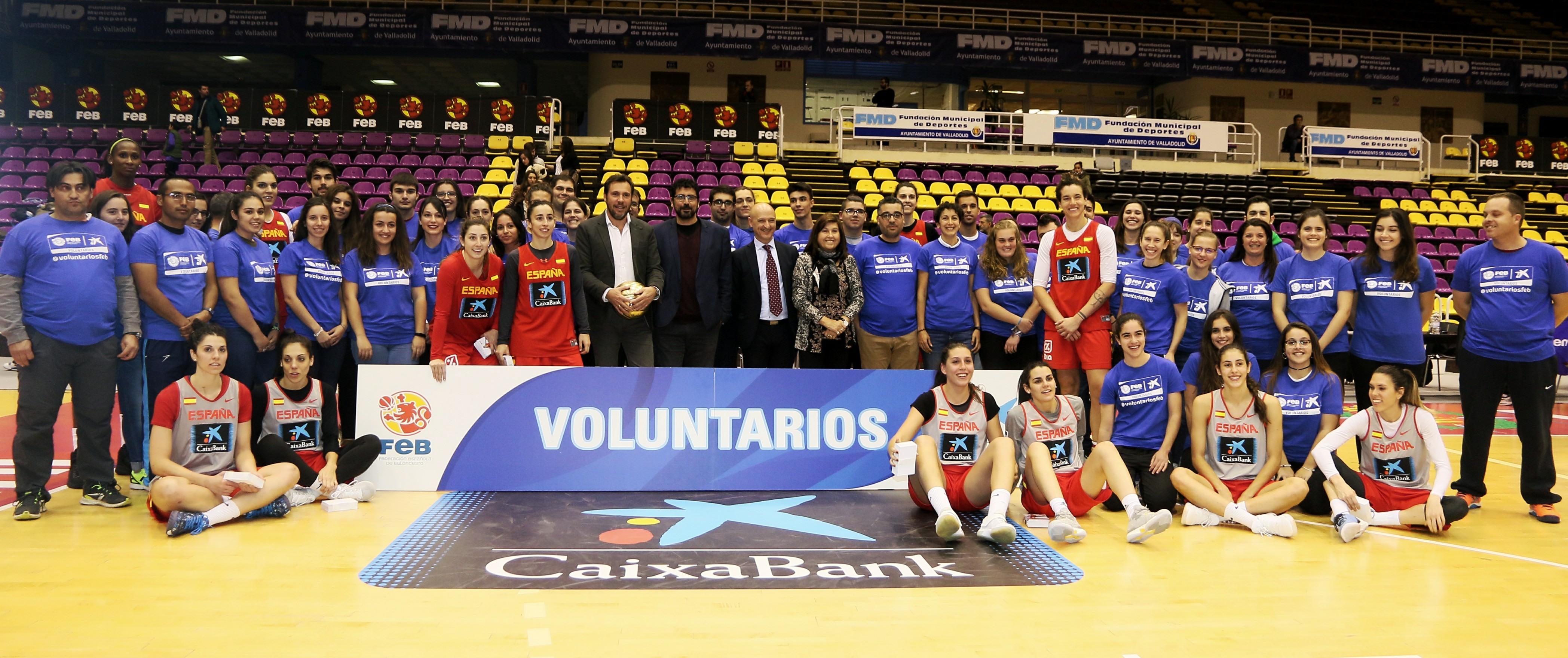 Foto oficial CaixaBank y voluntarios FEB en Valladolid