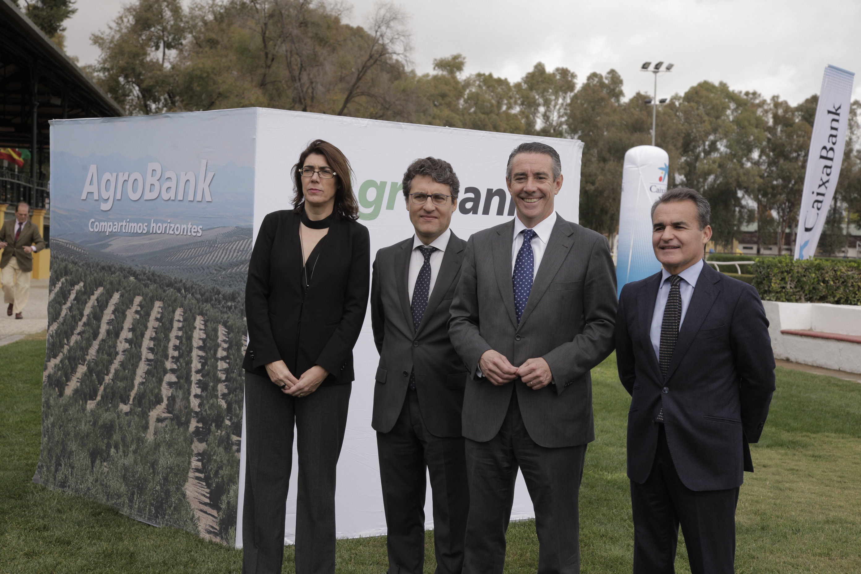 De izquierda a derecha: la directora de AgroBank, Carme Sabrí, el director general de Producciones y Mercados Agrarios del Ministerio de Agricultura, Alimentación y Mercados Agrarios, Fernando Miranda, el director general de CaixaBank, Juan Alcaraz, y el director territorial de CaixaBank en Andalucía Occidental, Rafael Herrador.