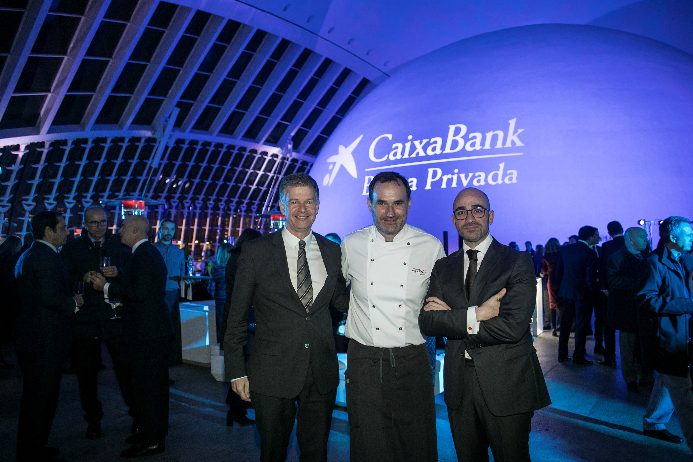 Xicu Costa, director territorial de CaixaBank en la Comunitat Valenciana, Raúl Mir, director de Banca Privada y Banca Premier de CaixaBank de la Comunitat Valenciana y Miguel Martí, chef invitado a la experiencia gastronómica. 