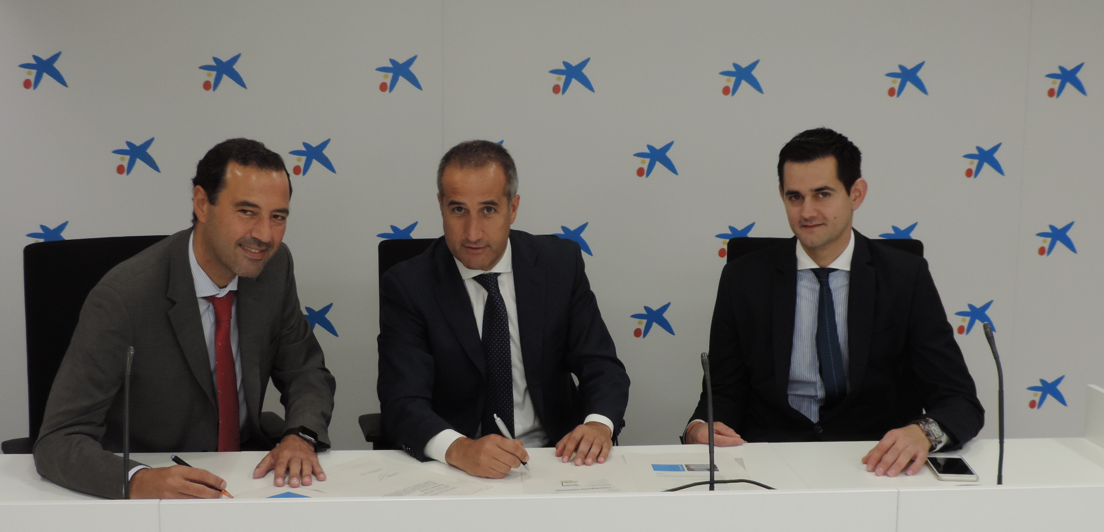 Enrique Muñoz, director de Banca Retail y Negocios de CaixaBank en Castilla y León y Asturias, Luis Mata , presidente de la Federación Provincial de Hostelería de Burgos y Enrique Mata, vicepresidente de la Federación Provincial de Hosteleria de Burgos