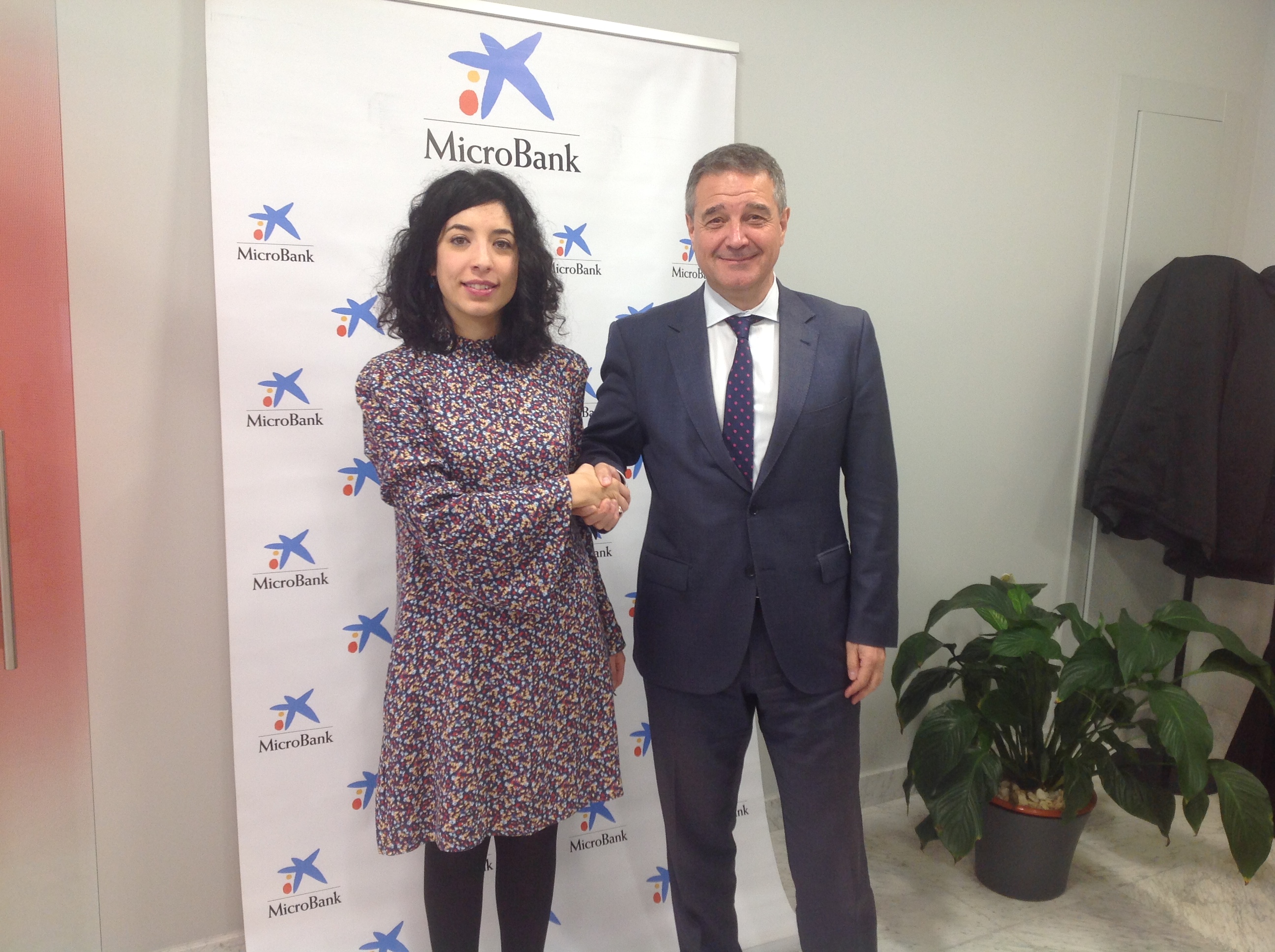 La presidenta de la Asociación de Desenvolvemento Comarcal da Terra Chá, Fe Legaspi, y el director del Área de Negocio Agro Galicia de CaixaBank, José Manuel López.