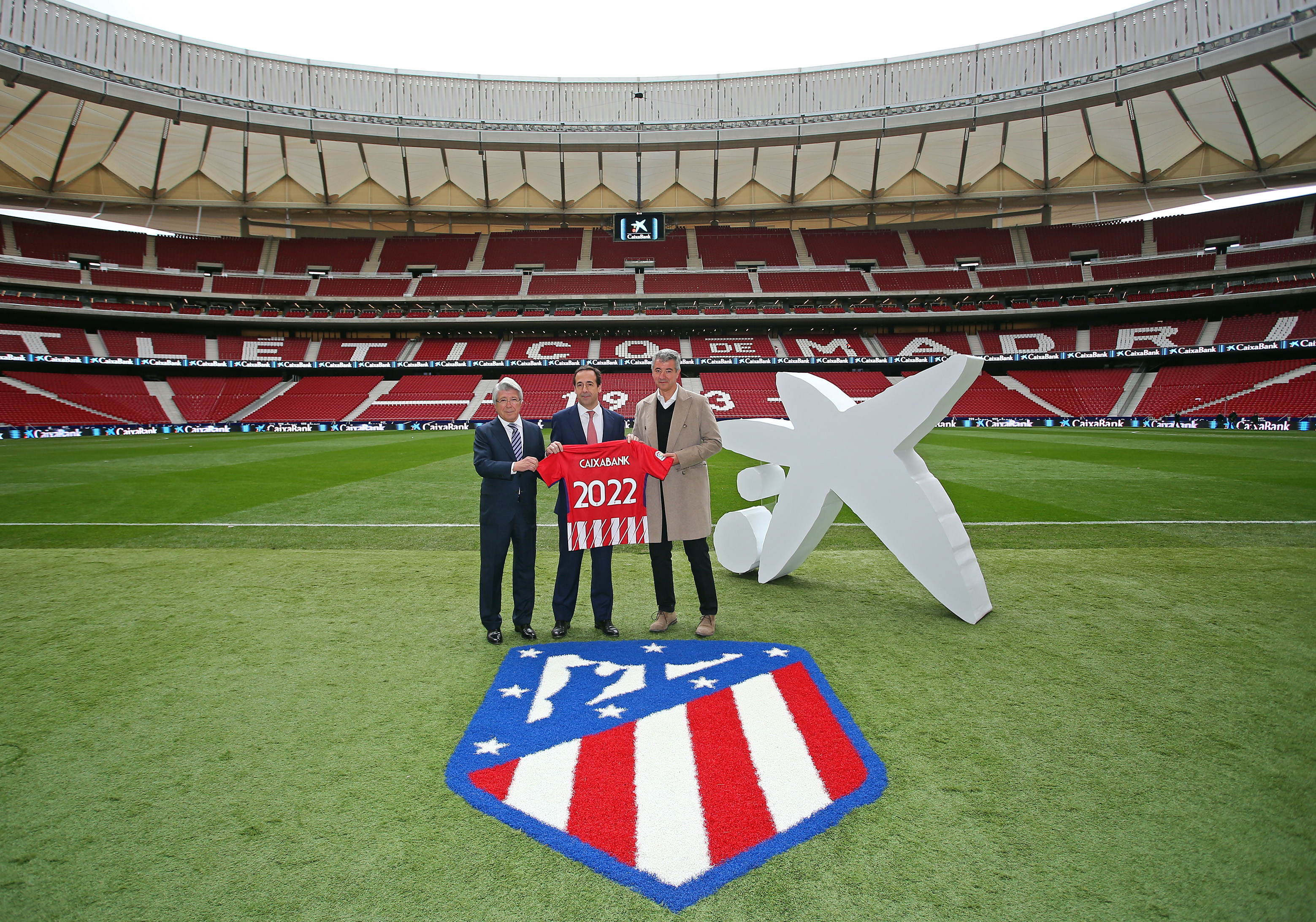 Enrique Cerezo, presidente del Atlético de Madrid; Gonzalo Gortázar, consejero delegado de CaixaBank, y Miguel Ángel Gil Marín, consejero delegado del Atlético de Madrid.