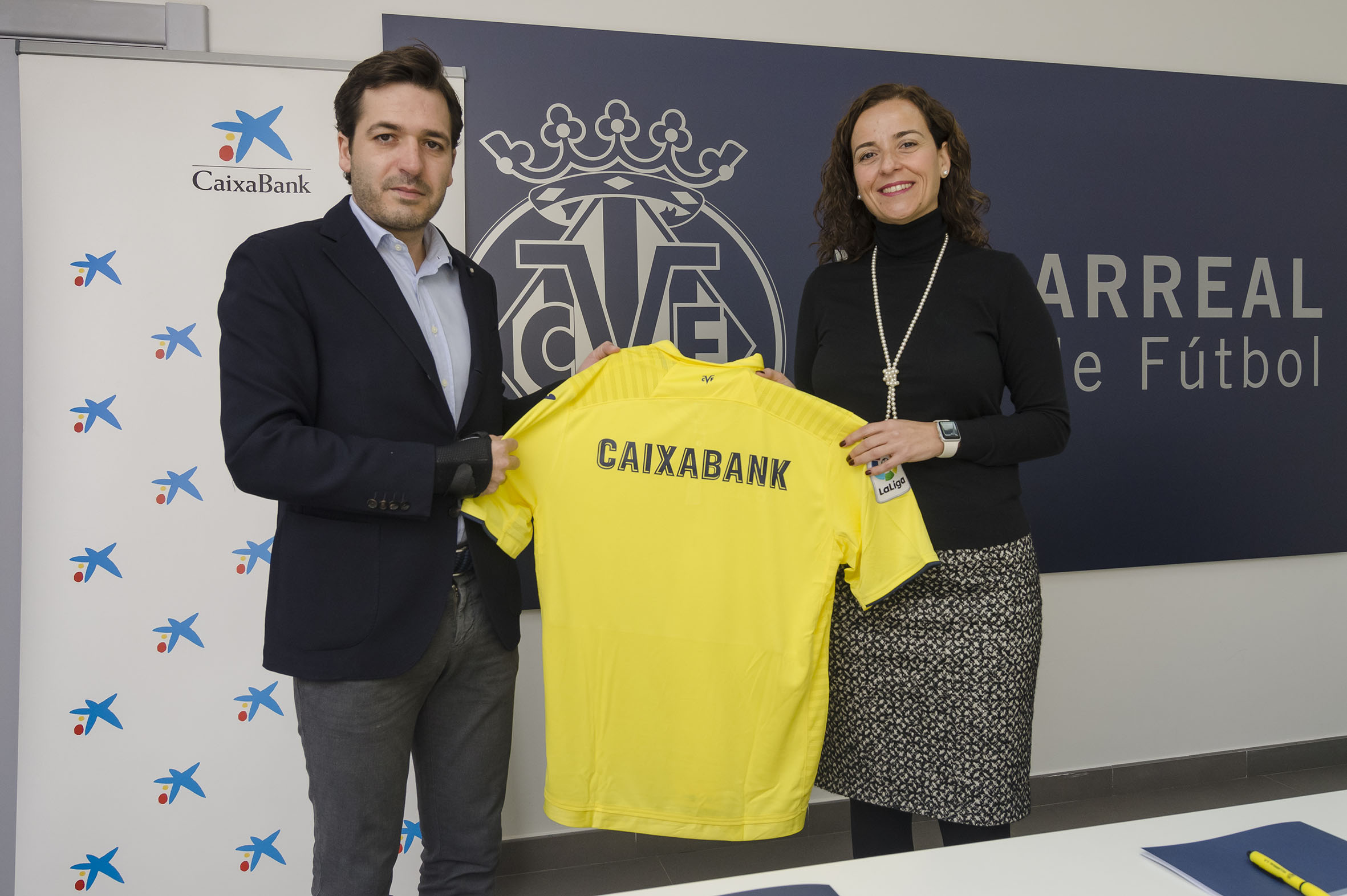 El consejero delegado del Villarreal CF, Fernando Roig Negueroles, y la directora comercial de CaixaBank en la Comunitat Valenciana, Beatriz Alventosa.