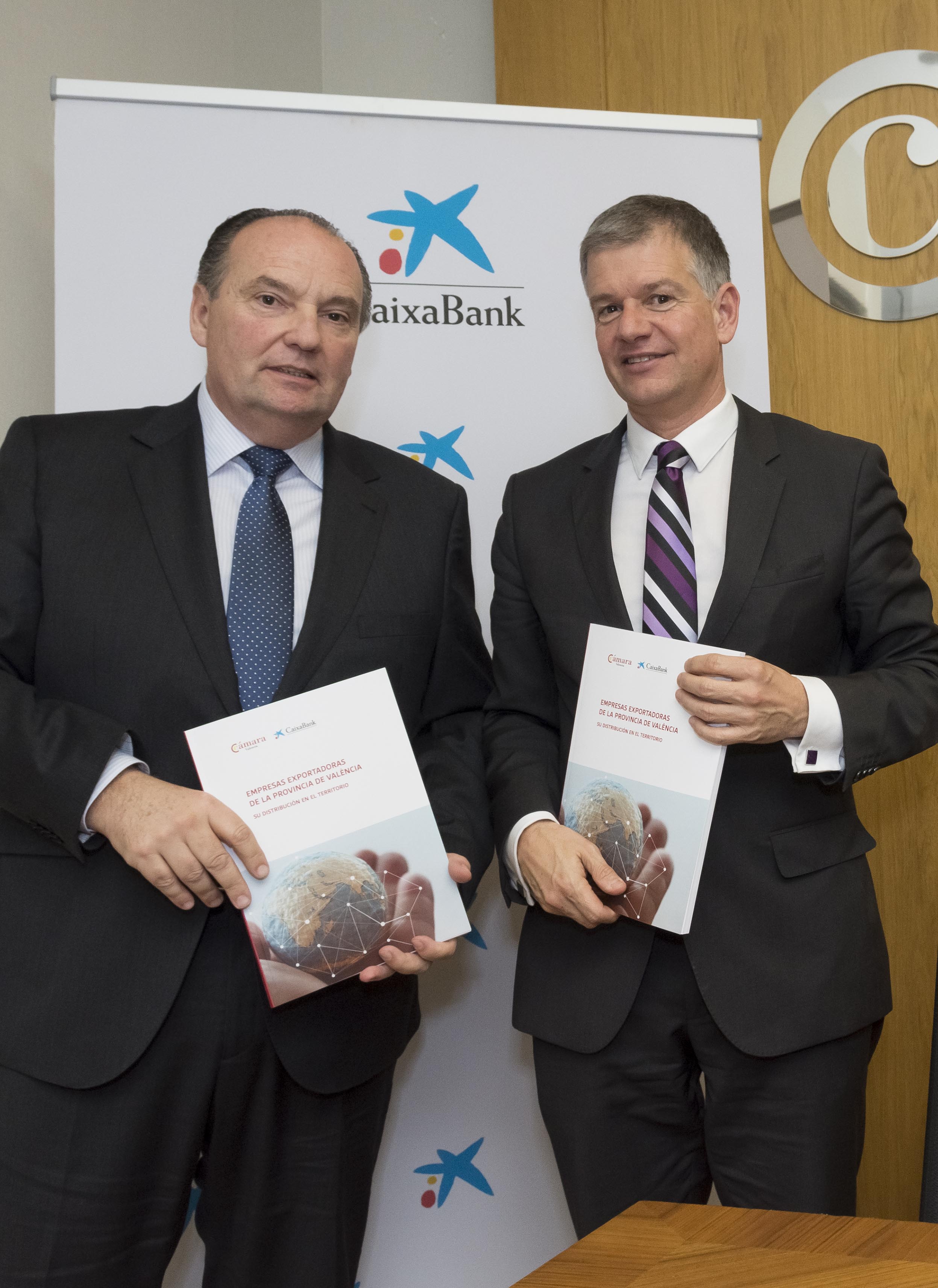 Presidente de la Cámara de Comercio de  València, José Vicente Morata, y el director territorial de CaixaBank en la Comunitat Valenciana, Xicu Costa
