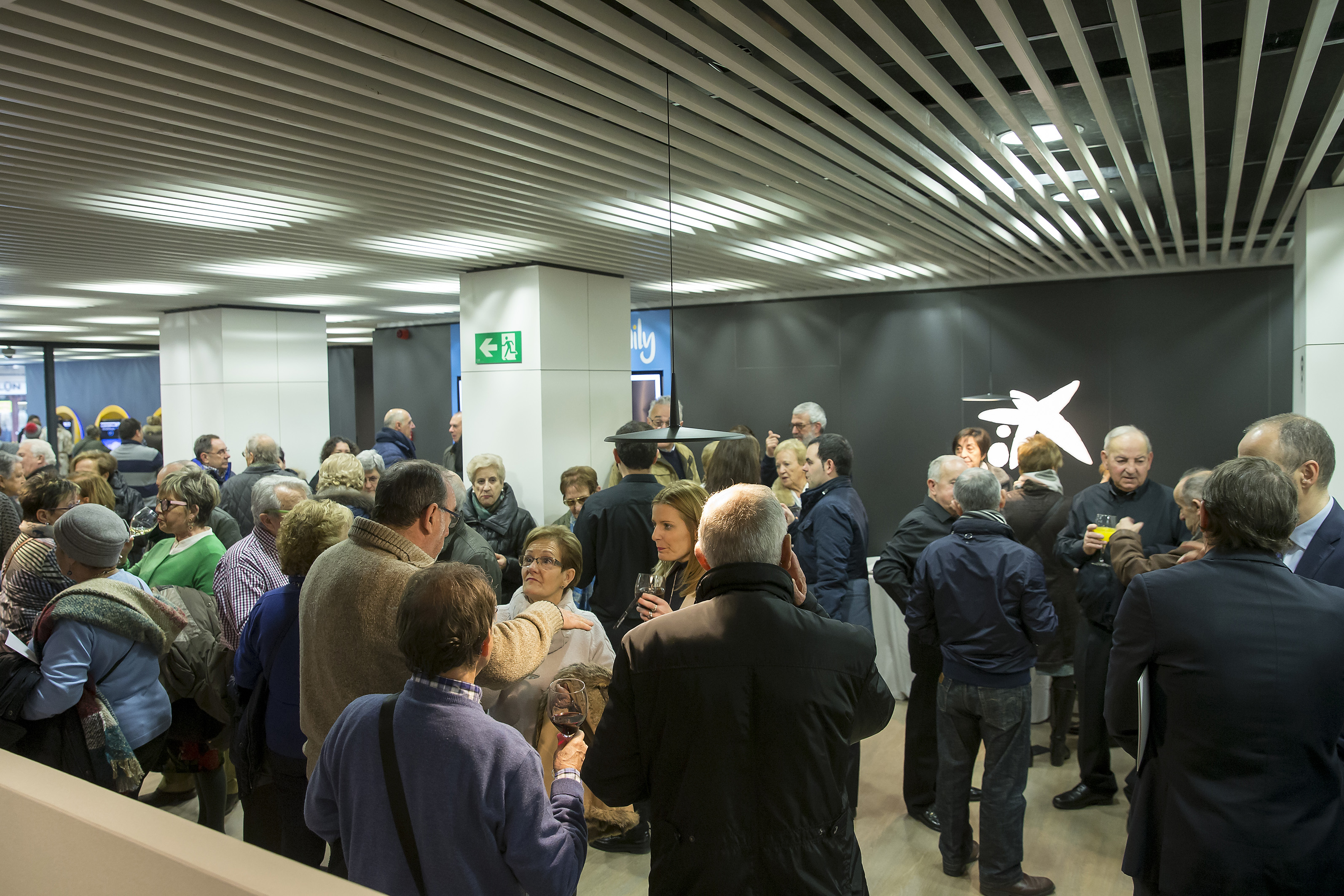 Acto d'inauguració a la oficina 'Store' de Tafalla 