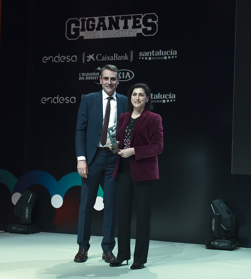 José Antonio Montero entrega el premio Gigante al Mejor Patrocinador Español y Mejor Activación a CaixaBank, recogido por Maria Luisa Martínez Gistau, directora ejecutiva de comunicación externa, relaciones institucionales, marca y RSC