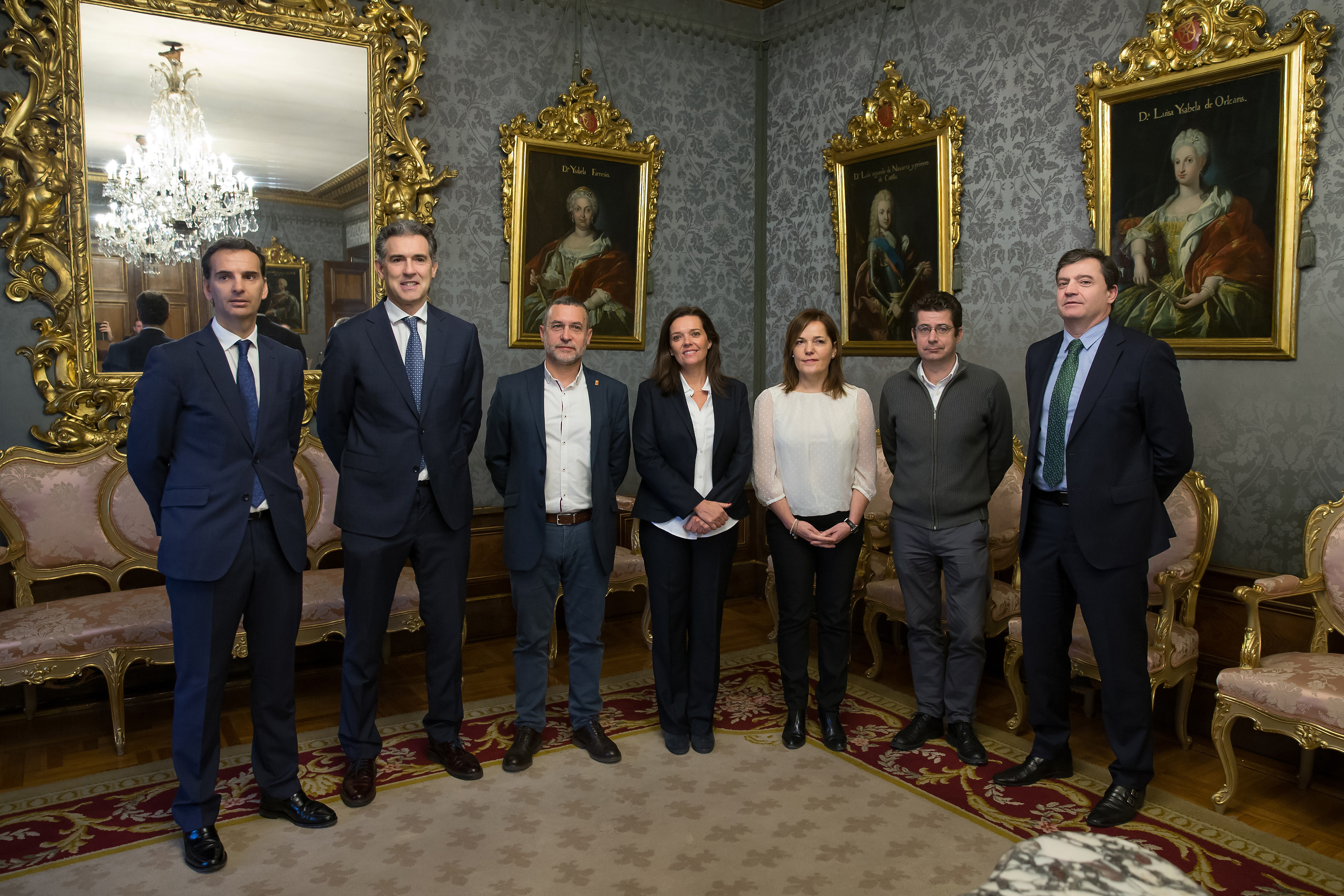 De izquierda a derecha, José Luis Larríu, director de Banca de Empresas de CaixaBank en Navarra; Óscar Insausti, director de Banca de Instituciones de CaixaBank en Navarra; Miguel Laparra, vicepresidente de Derechos Sociales del gobierno de Navarra; Ana Díez Fontana, directora territorial de CaixaBank en Navarra; Gema Mañú, directora general de Inclusión y Protección Social del Gobierno de Navarra; Javier Etayo, director del Servicio de Vivienda del Gobierno de Navarra; y Óscar Yurrita, director del Centro de Empresas de Negocio Inmobiliario de CaixaBank en Navarra.