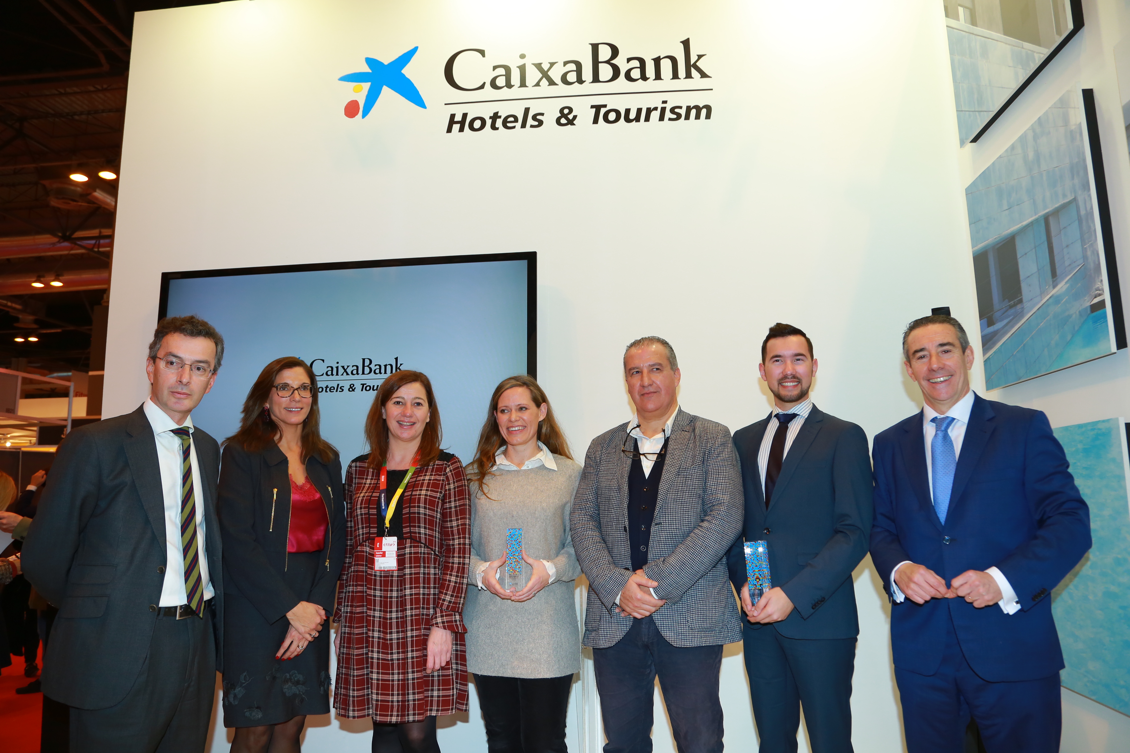 De izda a derecha. David Rico, Director de Hotels&Tourism, María Alsina, directora territorial de Baleares, Francina Armengol, Presidenta del Govern Balear, Los representantes de los hoteles premiados, Ses Bruixes Boutique Hotel y Nobu Ibiza, Juan Antonio Alcaraz, director general de CaixaBank