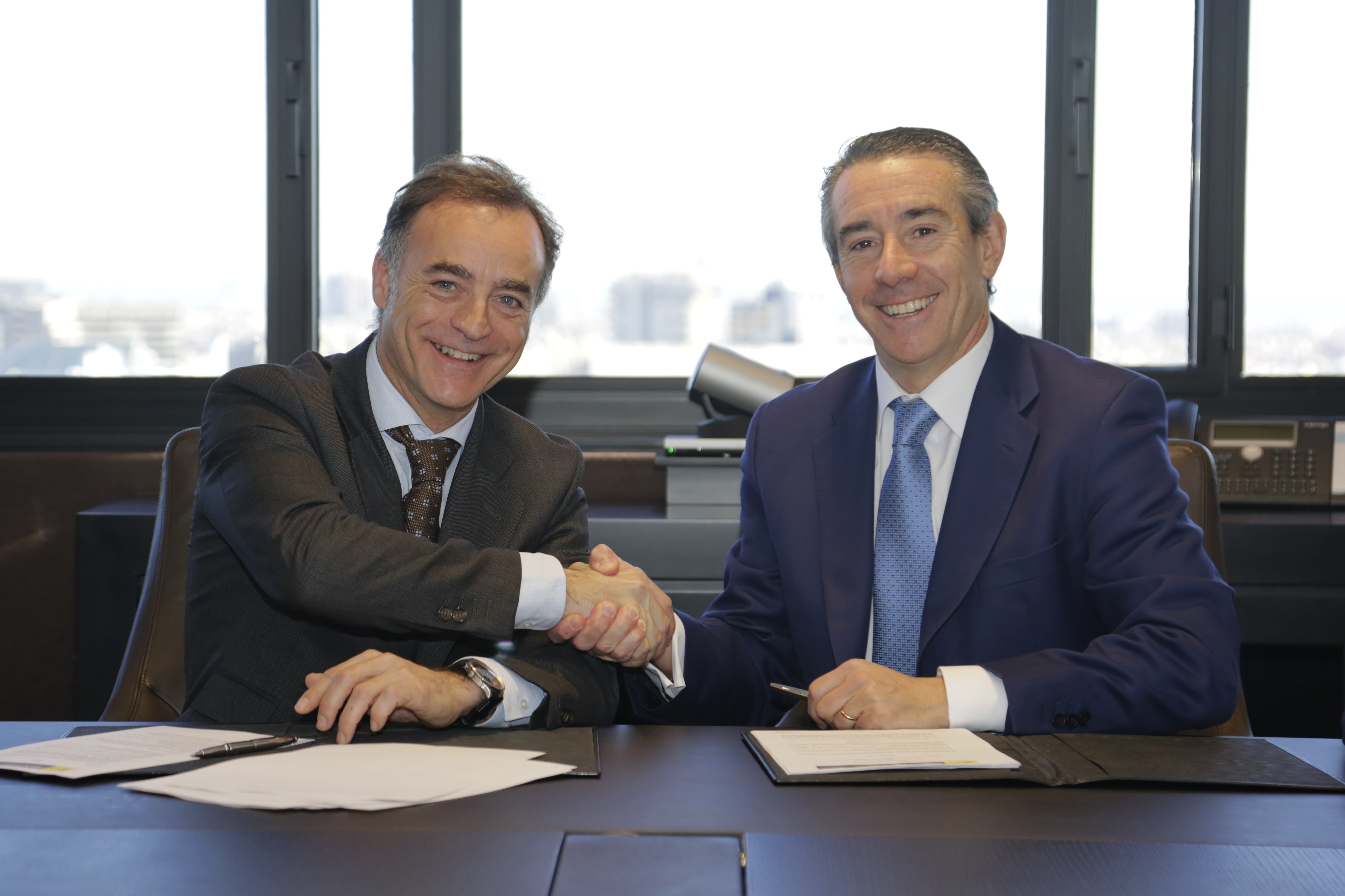 Juan Antonio Alcaraz, director general de CaixaBank y Jose Antonio Valls, director general de Alimentaria Exhibitions firman el acuerdo
