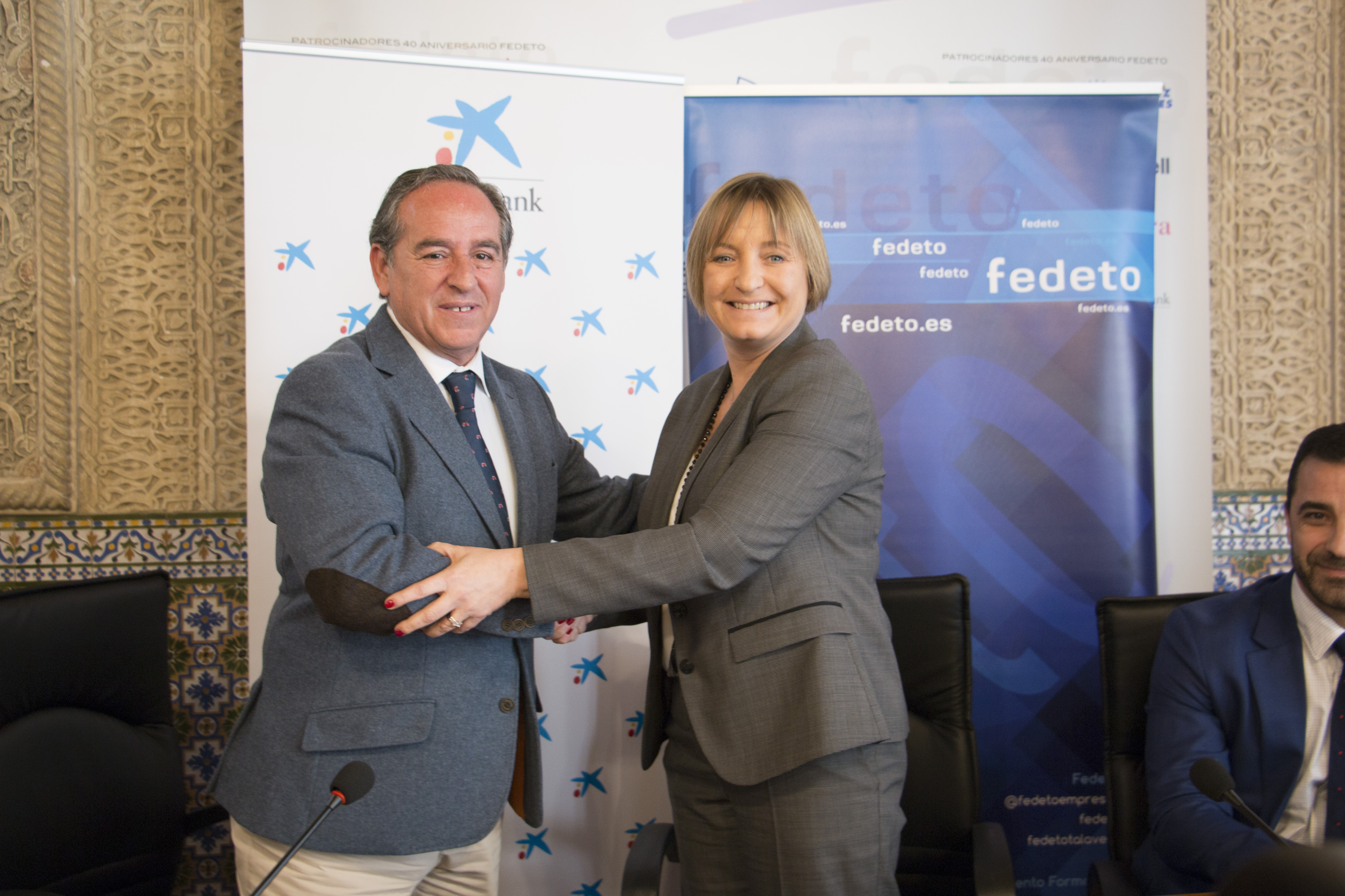 La directora territorial de CaixaBank en Castilla –La Mancha y Extremadura, Mª Jesús Catalá y el presidente de FEDETO, Ángel Nicolás.