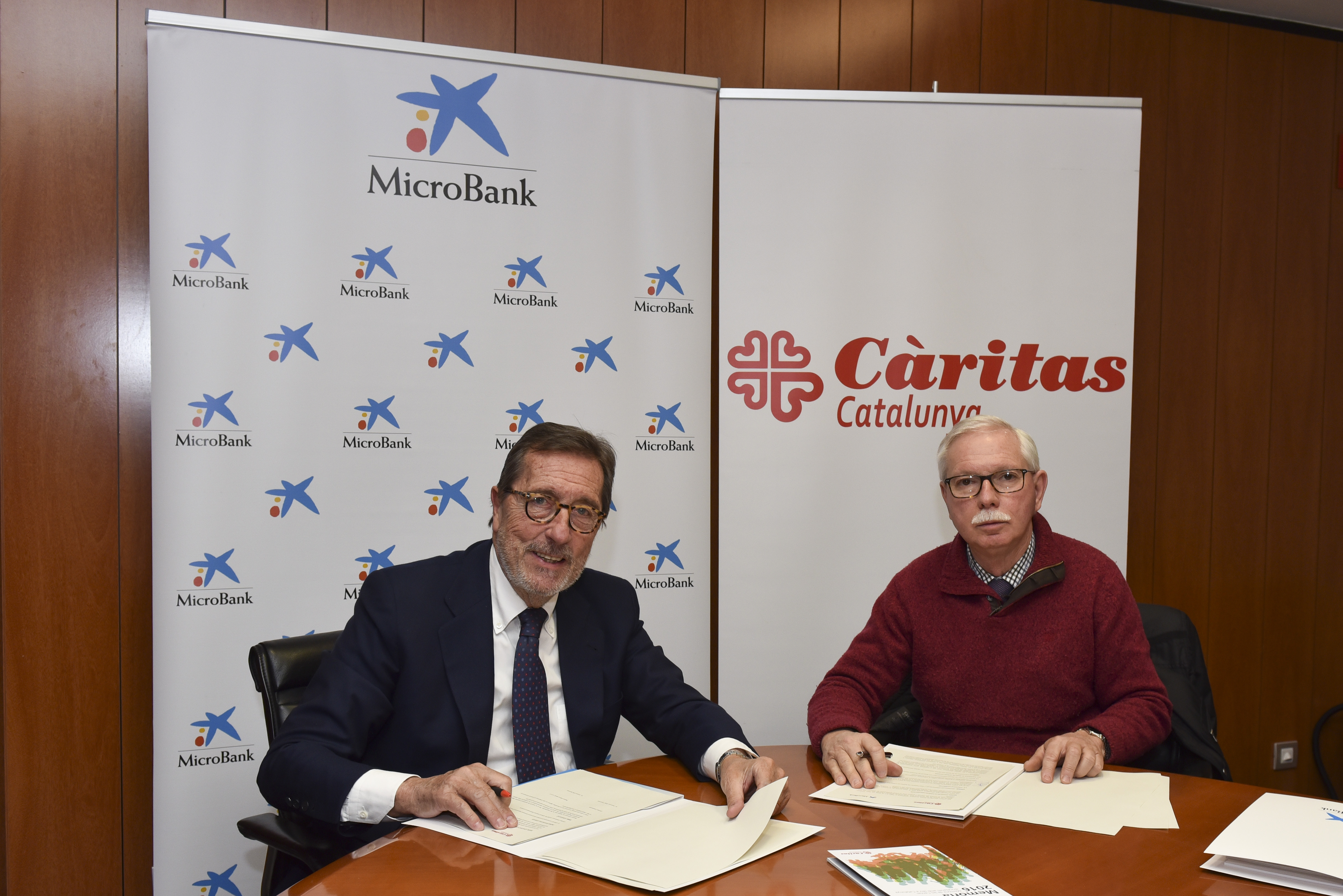 El president de MicroBank, Antoni Vila, i el president de Càritas Catalunya, Francesc Roig.