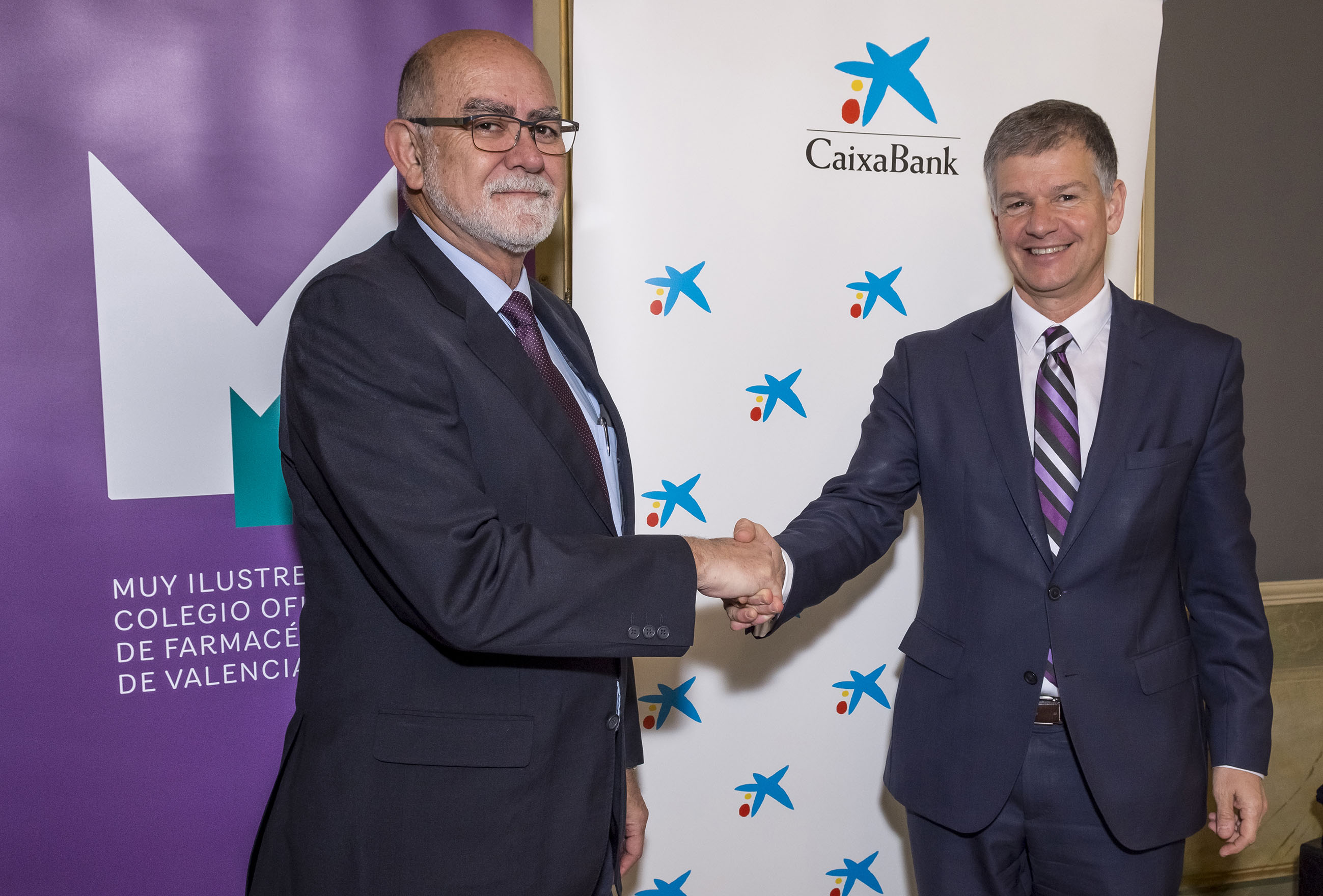 El presidente del Colegio Oficial de Farmacéuticos de Valencia, Jaime Giner y el director territorial de CaixaBank en la Comunitat Valenciana, Xicu Costa.