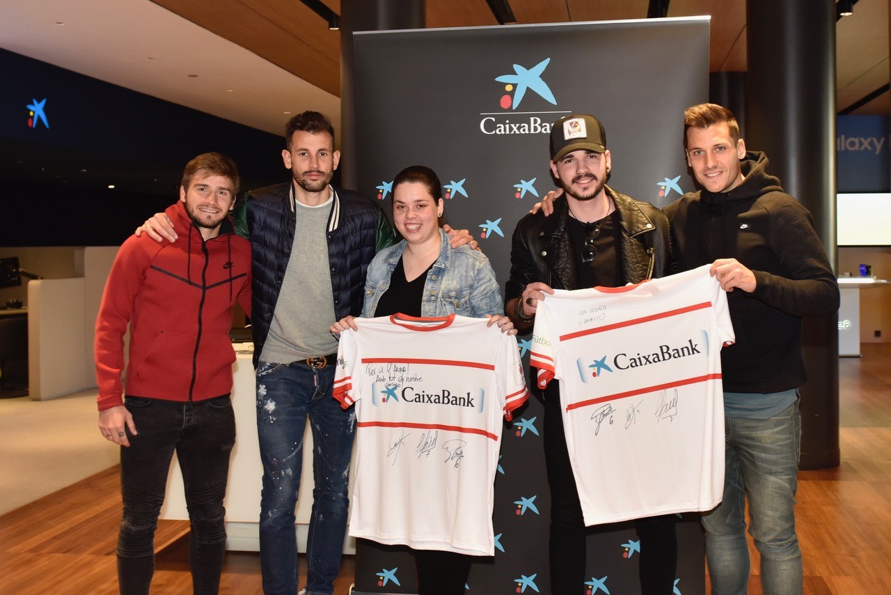 Dos clientes de Girona de CaixaBank comparten una tarde con los jugadores del Girona F.C. Stuani, Granell y Portu.
