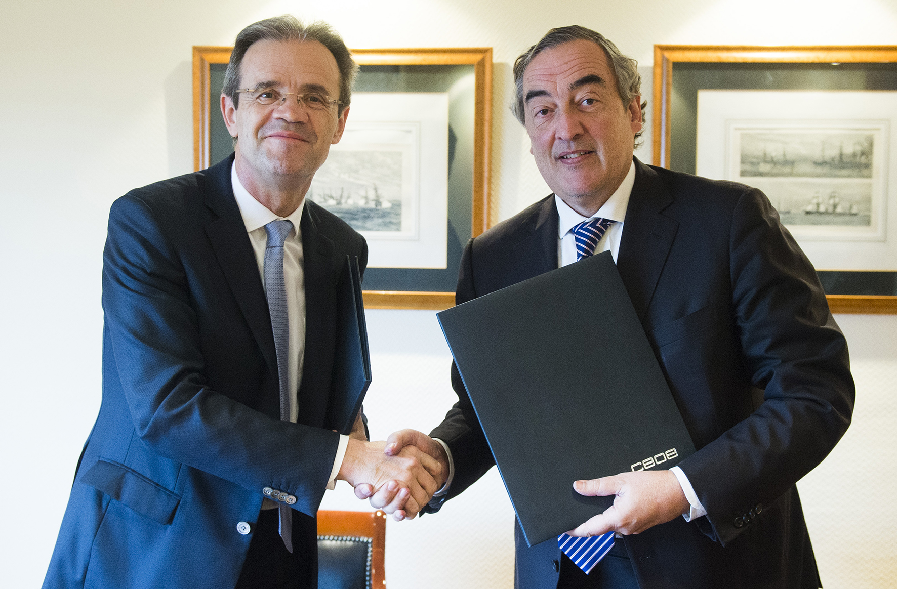 Jordi Gual y Juan Rosell, durante la firma del acuerdo.