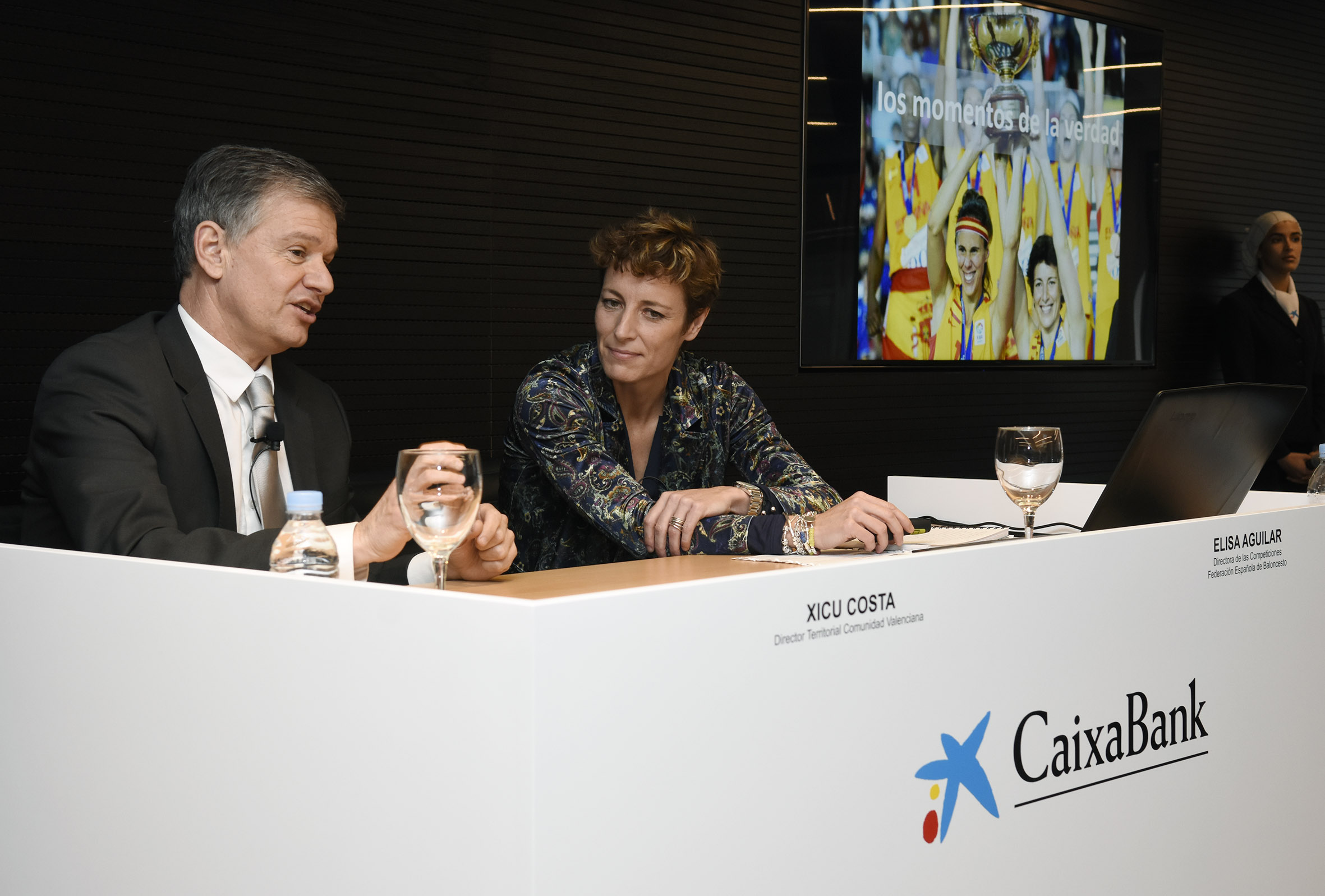 Xicu Costa, director territorial de CaixaBank a la Comunitat Valenciana, i Elisa Aguilar, ex jugadora de la Selecció Espanyola de Bàsquet 